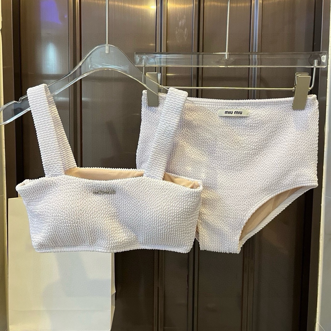 。
缪缪miumiu分体泳衣比基尼😍🥰适合多种场景的游泳衣🏊‍♀️海边 游泳池 温泉 水上乐园 漂流都可