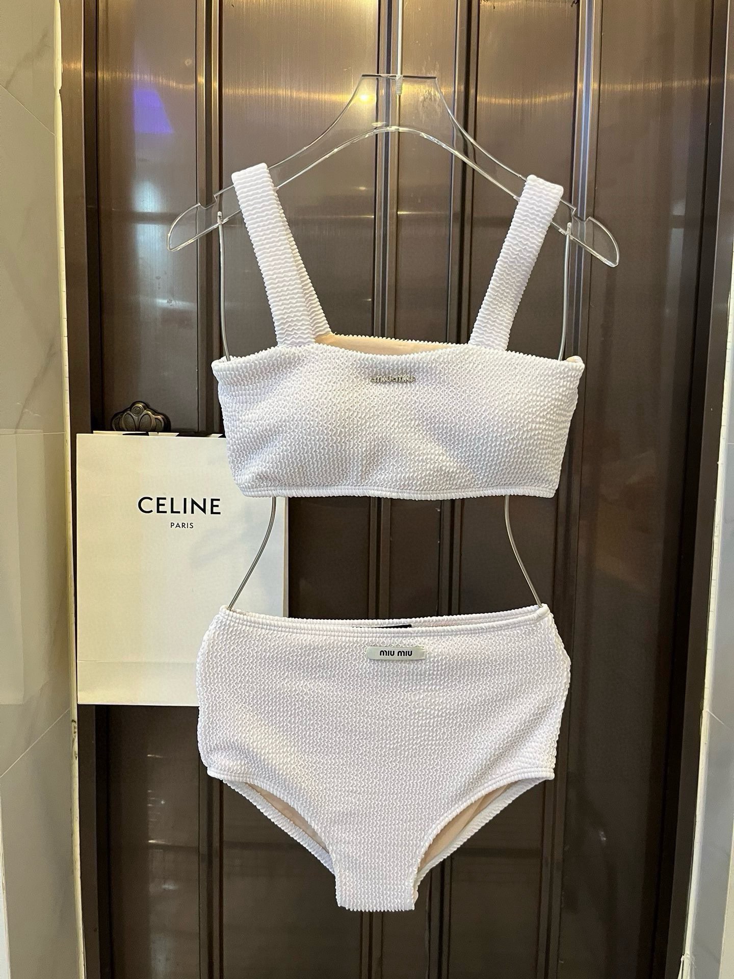 。
缪缪miumiu分体泳衣比基尼😍🥰适合多种场景的游泳衣🏊‍♀️海边 游泳池 温泉 水上乐园 漂流都可