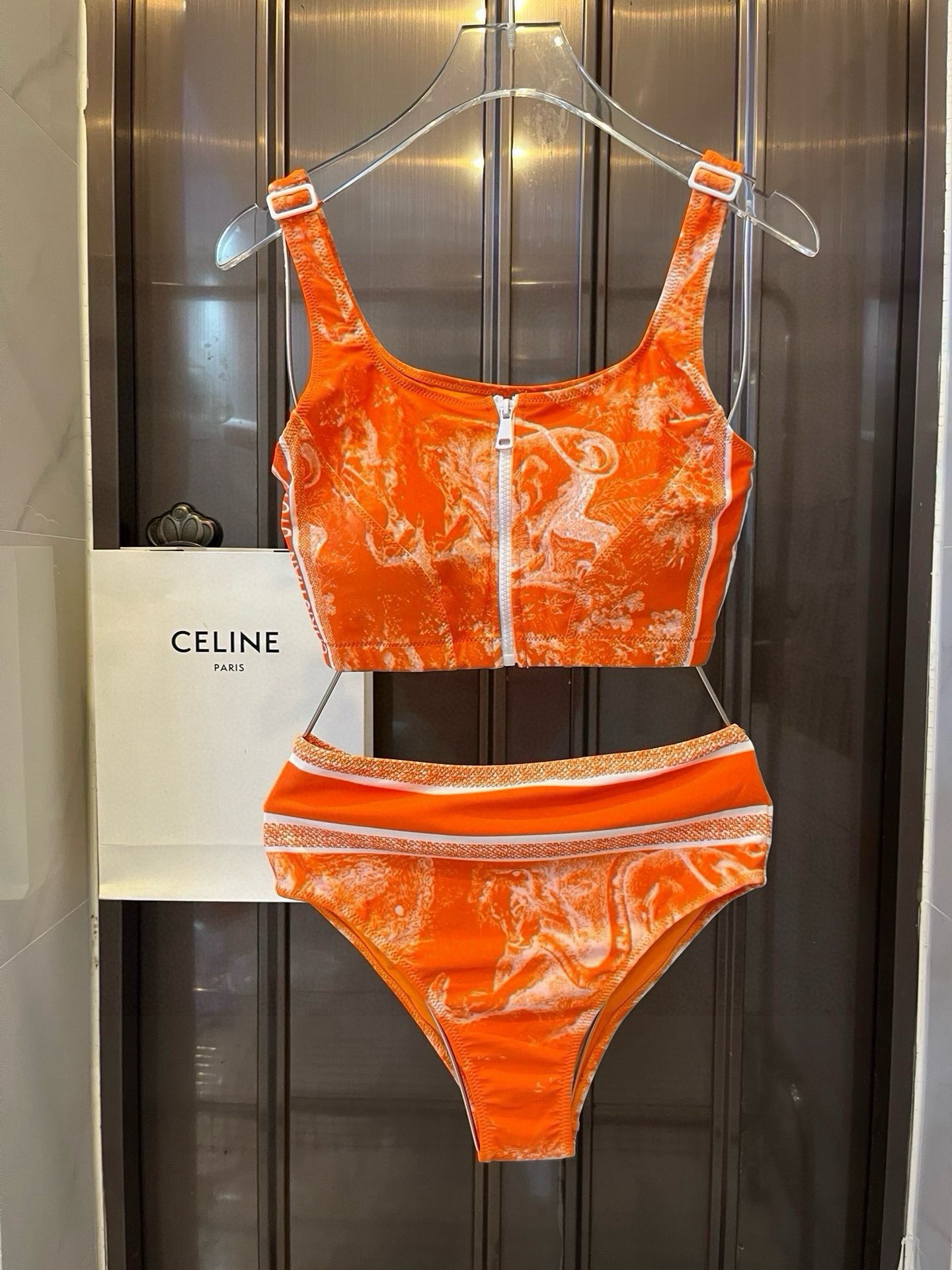 。
Dior 迪奥新款分体泳衣😍🥰适合多种场景的游泳衣🏊‍♀️海边 游泳池 温泉 水上乐园 漂流都可以😌