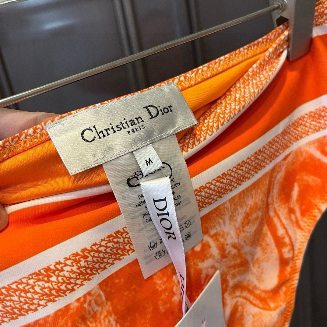 。
Dior 迪奥新款分体泳衣😍🥰适合多种场景的游泳衣🏊‍♀️海边 游泳池 温泉 水上乐园 漂流都可以😌