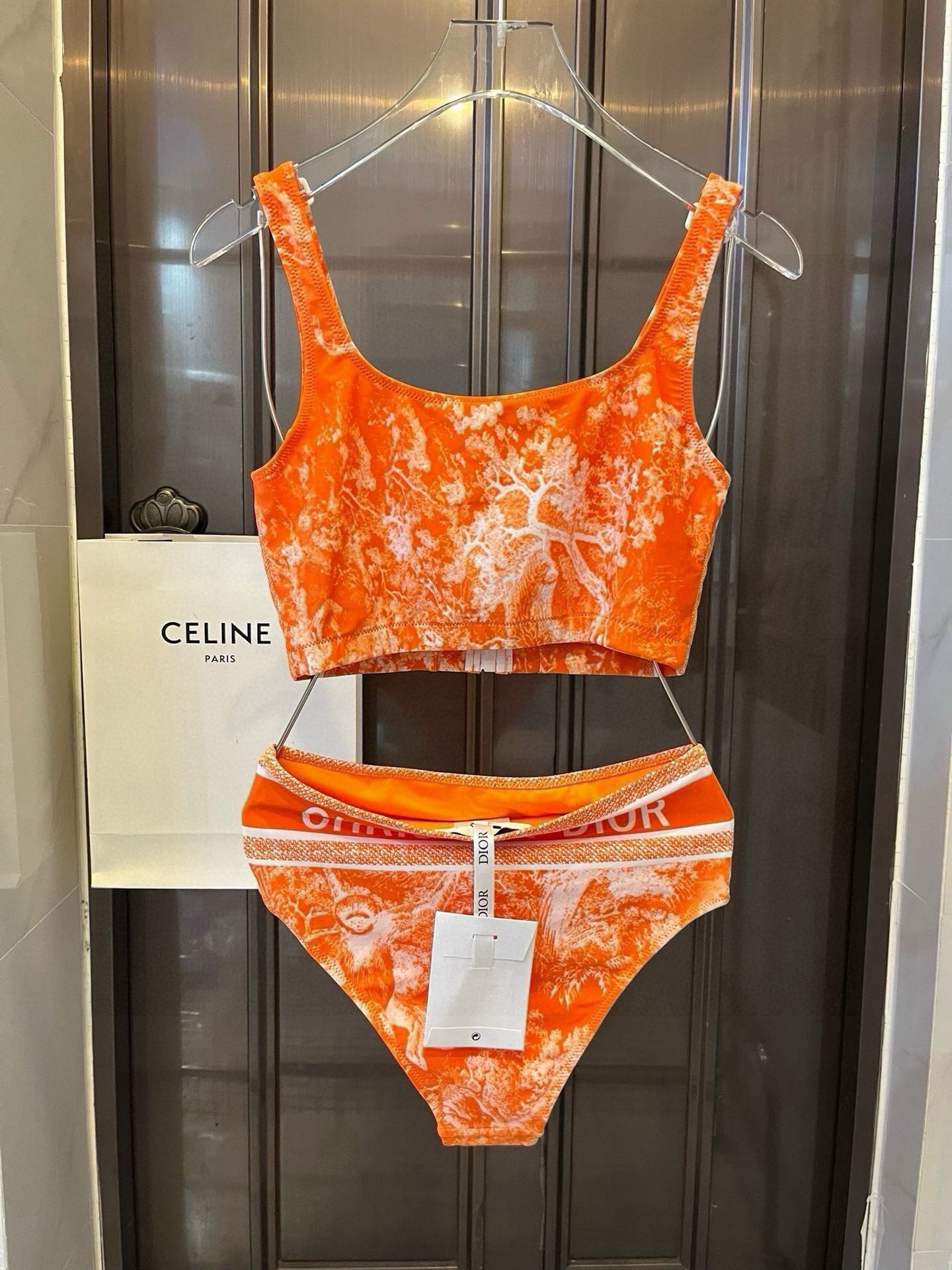 。
Dior 迪奥新款分体泳衣😍🥰适合多种场景的游泳衣🏊‍♀️海边 游泳池 温泉 水上乐园 漂流都可以😌