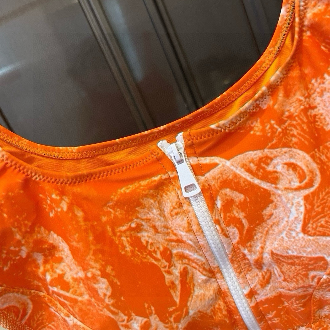 。
Dior 迪奥新款分体泳衣😍🥰适合多种场景的游泳衣🏊‍♀️海边 游泳池 温泉 水上乐园 漂流都可以😌