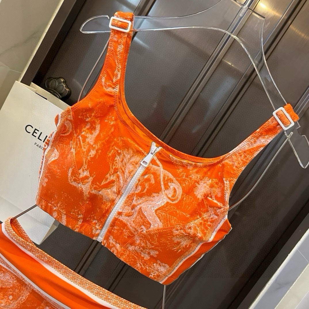 。
Dior 迪奥新款分体泳衣😍🥰适合多种场景的游泳衣🏊‍♀️海边 游泳池 温泉 水上乐园 漂流都可以😌
