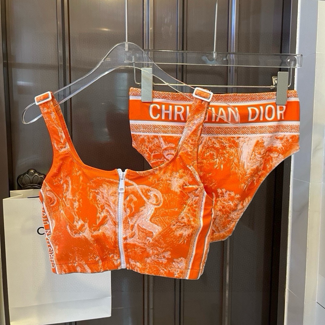 。
Dior 迪奥新款分体泳衣😍🥰适合多种场景的游泳衣🏊‍♀️海边 游泳池 温泉 水上乐园 漂流都可以😌