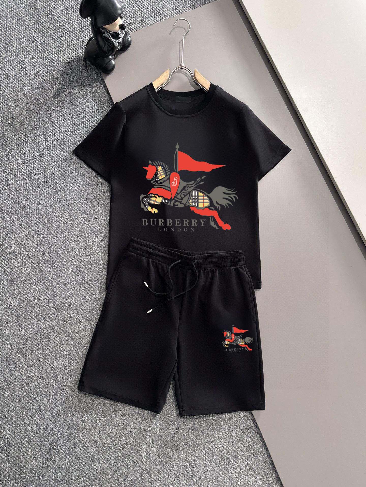Burberry 品牌【BURBERRY 巴宝莉】 2025新款男士短袖短裤套装 销售 市面高端版本 手感细腻柔软 让你穿着更加舒适 立体裁剪版型超赞 尺码:M-5XL下单请报身高体重