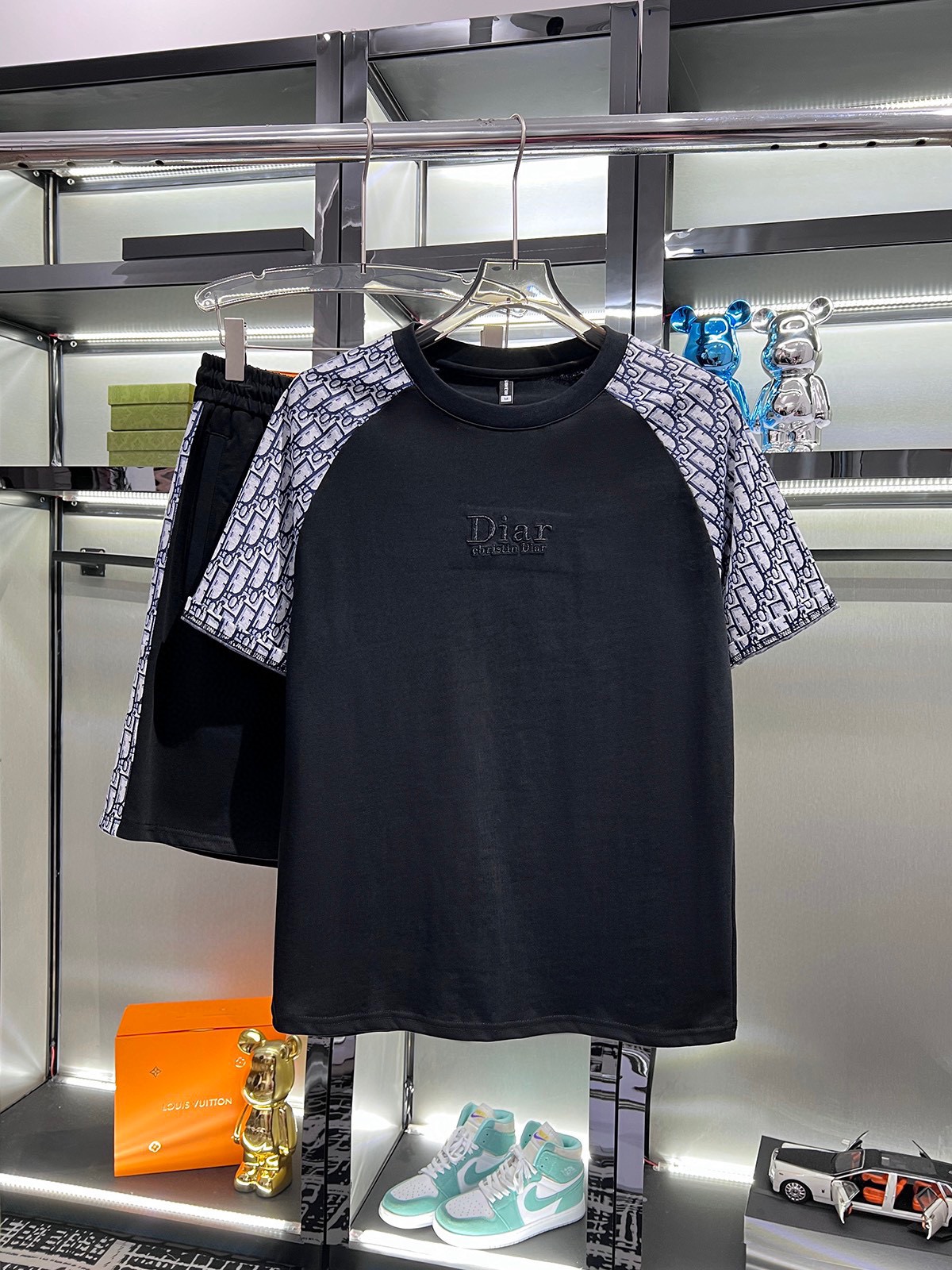 NO:426926,Directly approved [DIOR] The same style on the official website. World-renowned luxury brand. Summer men's short-sleeved shorts suit. High-quality original single-stock suit. It uses imported original single fabrics, fashionable and trendy styles in the season, and a versatile and popular style. Simple and elegant, precise turning work, let you reach the top of fashion. The number of code M-4XL (can be worn up to 200 catties), dior, dior, shorts, T-shirt, alexander wang19860909直批【DIOR迪奥】 官网同款.世界知名奢侈品牌.夏季男士短袖短裤套装 高品质 原单货套装 采用进口原单面料 ,当季时尚潮流款,百搭爆款.简洁大方,精密的车工,让您走在时尚的顶峰.码数M-4XL(可穿到200斤),,dior,dior,shorts,T-shirt,alexander wang,Men's clothing