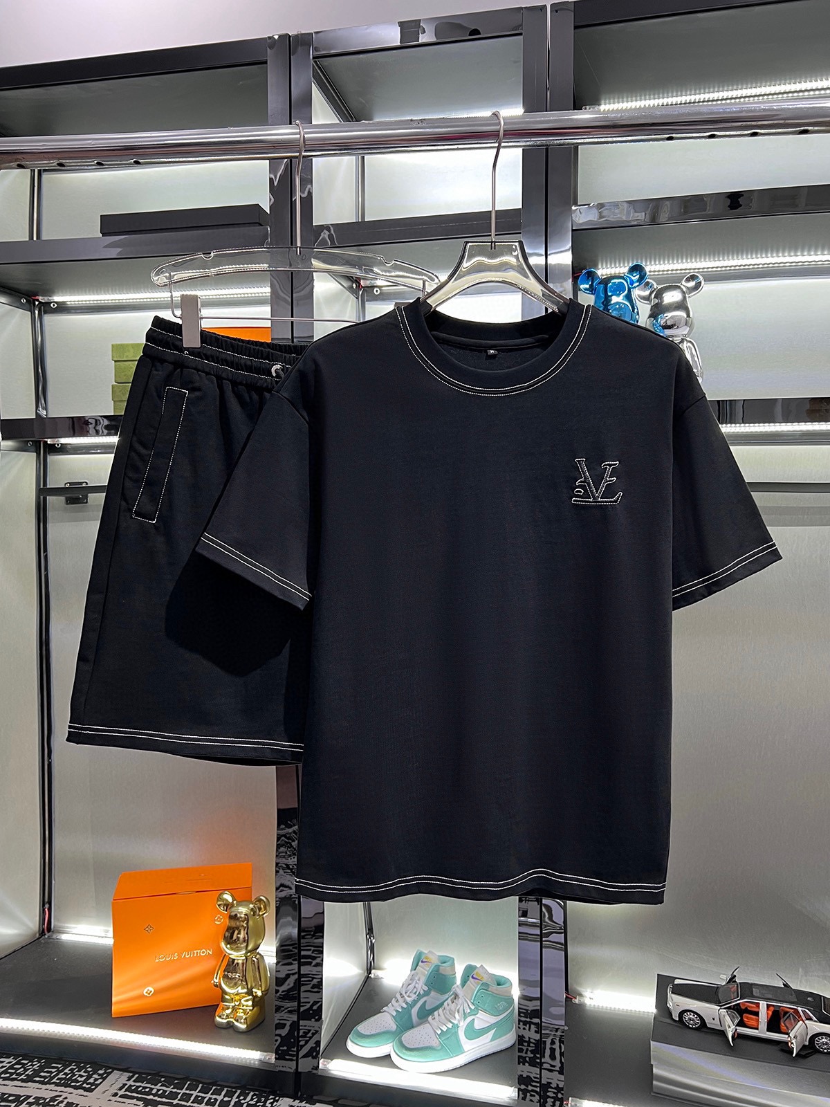 NO:426932,Directly approved [LV Louis Vuitton] The same style on the official website. World-renowned luxury brand. Summer men's short-sleeved shorts suit. High-quality original single-stock suit. It uses imported original single fabrics, fashionable and trendy styles in the season, and a versatile and popular style. Simple and elegant, and precise turning work, let you reach the top of fashion. The number of code M-4XL (can be worn up to 200 catties),,louis vuitton,louis vuitton, shorts,T-shirt,alexander wang19860909直批【LV路易威登】 官网同款.世界知名奢侈品牌.夏季男士短袖短裤套装 高品质 原单货套装 采用进口原单面料 ,当季时尚潮流款,百搭爆款.简洁大方,精密的车工,让您走在时尚的顶峰.码数M-4XL(可穿到200斤),,louis vuitton,louis vuitton,shorts,T-shirt,alexander wang,Men's clothing