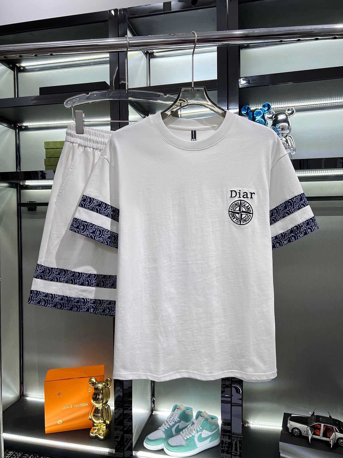 NO:426938,Directly approved [DIOR] The same style on the official website. World-renowned luxury brand. Summer men's short-sleeved shorts suit. High-quality original single-stock suit. It uses imported original single fabrics, fashionable and trendy styles in the season, and a versatile and popular style. Simple and elegant, precise turning work, let you reach the top of fashion. The number of code M-4XL (can be worn up to 200 catties), dior, dior, shorts, T-shirt, alexander wang19860909直批【DIOR迪奥】 官网同款.世界知名奢侈品牌.夏季男士短袖短裤套装 高品质 原单货套装 采用进口原单面料 ,当季时尚潮流款,百搭爆款.简洁大方,精密的车工,让您走在时尚的顶峰.码数M-4XL(可穿到200斤),,dior,dior,shorts,T-shirt,alexander wang,Men's clothing