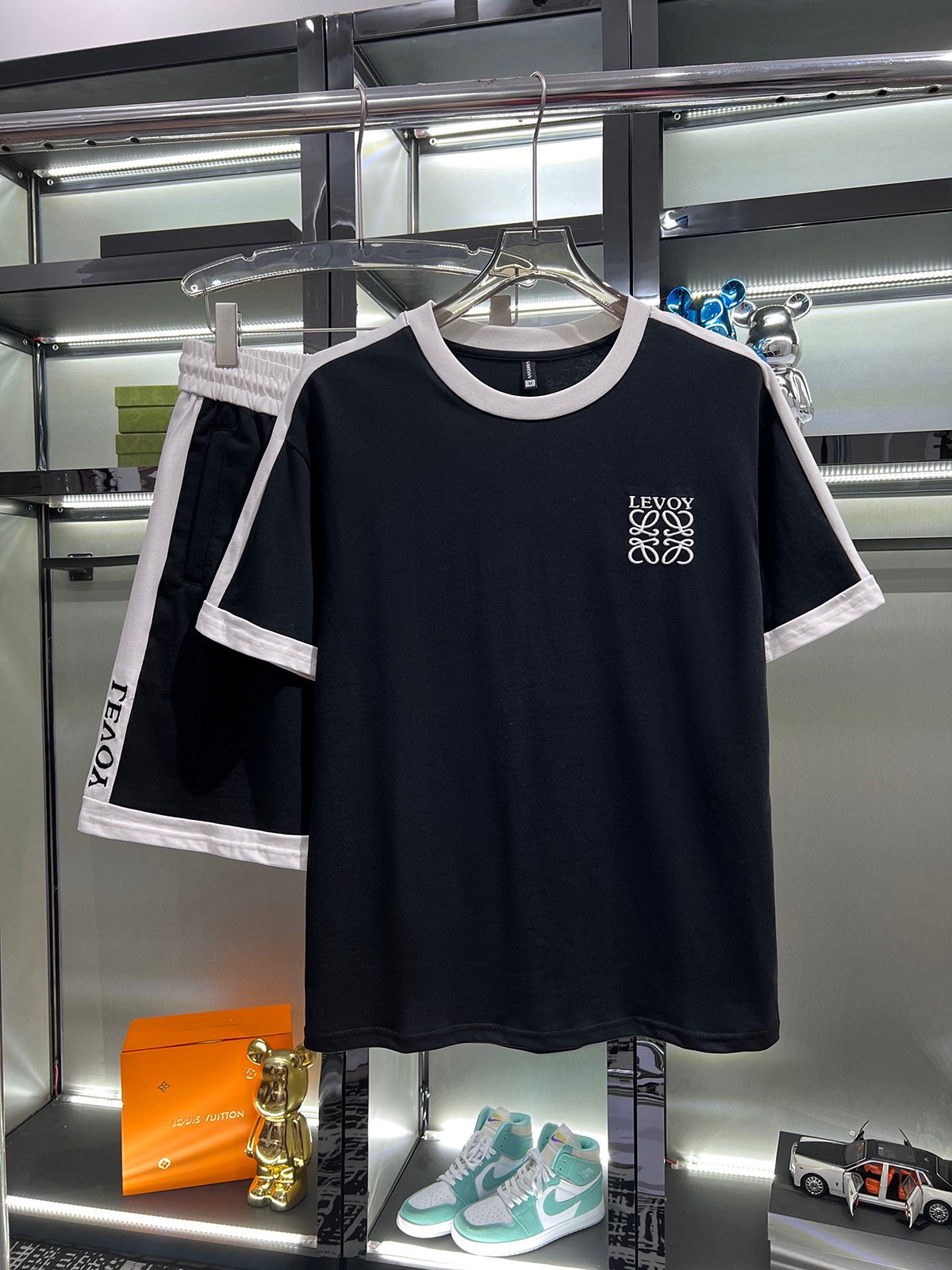 NO:426943,Directly approved [LOEWE Luo Yiwei] The same style on the official website. World-renowned luxury brand. Summer men's short-sleeved shorts suit. High-quality original single-stock suit. It uses imported original single fabrics, fashionable and trendy styles in the season, and a versatile and popular style. Simple and elegant, and precise turning work, let you reach the top of fashion. The number of code M-4XL (can be worn up to 200 catties), loewe, loewe, shorts, T-shirt, alexander wang19860909直批【LOEWE罗意威】 官网同款.世界知名奢侈品牌.夏季男士短袖短裤套装 高品质 原单货套装 采用进口原单面料 ,当季时尚潮流款,百搭爆款.简洁大方,精密的车工,让您走在时尚的顶峰.码数M-4XL(可穿到200斤),,loewe,loewe,shorts,T-shirt,alexander wang,Men's clothing