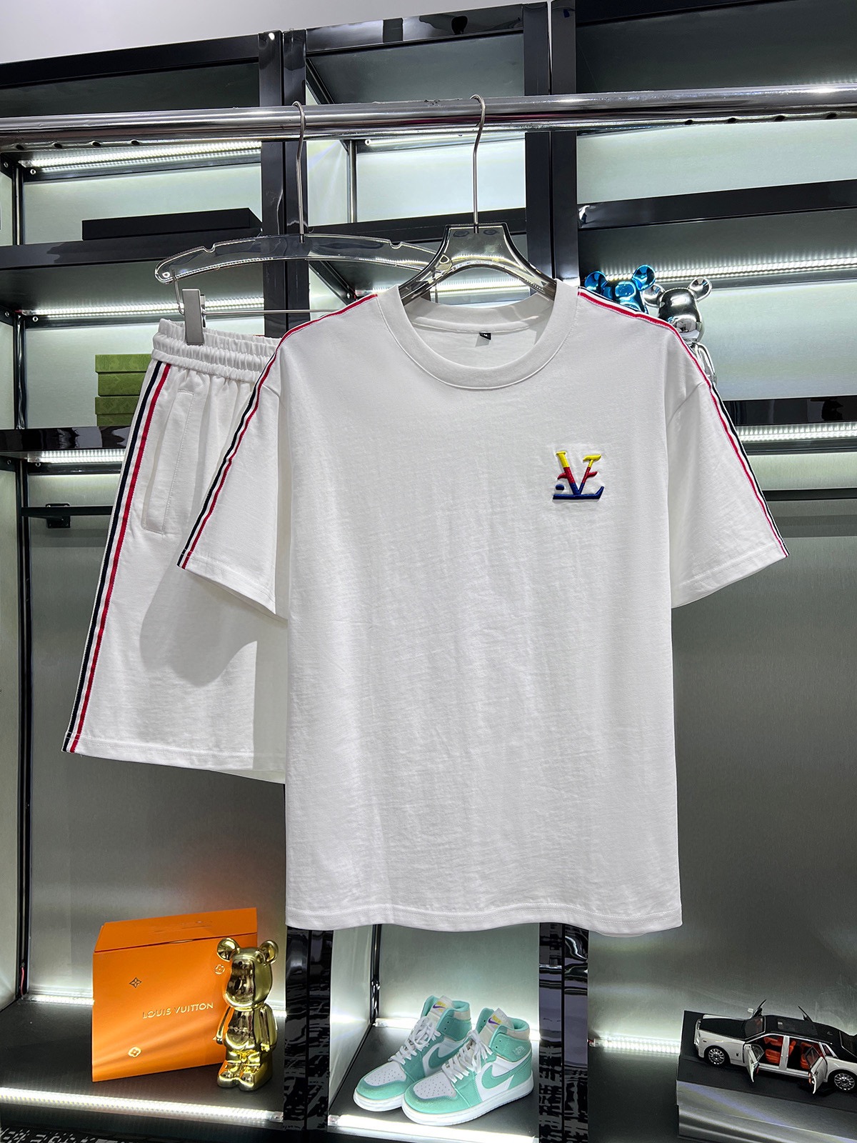 NO:426948,Directly approved [LV Louis Vuitton] The same style on the official website. World-renowned luxury brand. Summer men's short-sleeved shorts suit. High-quality original single-stock suit. It uses imported original single fabrics, fashionable and trendy styles in the season, and a versatile and popular style. Simple and elegant, and precise turning work, let you reach the top of fashion. The number of code M-4XL (can be worn up to 200 catties),,louis vuitton,louis vuitton, shorts,T-shirt,alexander wang19860909直批【LV路易威登】 官网同款.世界知名奢侈品牌.夏季男士短袖短裤套装 高品质 原单货套装 采用进口原单面料 ,当季时尚潮流款,百搭爆款.简洁大方,精密的车工,让您走在时尚的顶峰.码数M-4XL(可穿到200斤),,louis vuitton,louis vuitton,shorts,T-shirt,alexander wang,Men's clothing