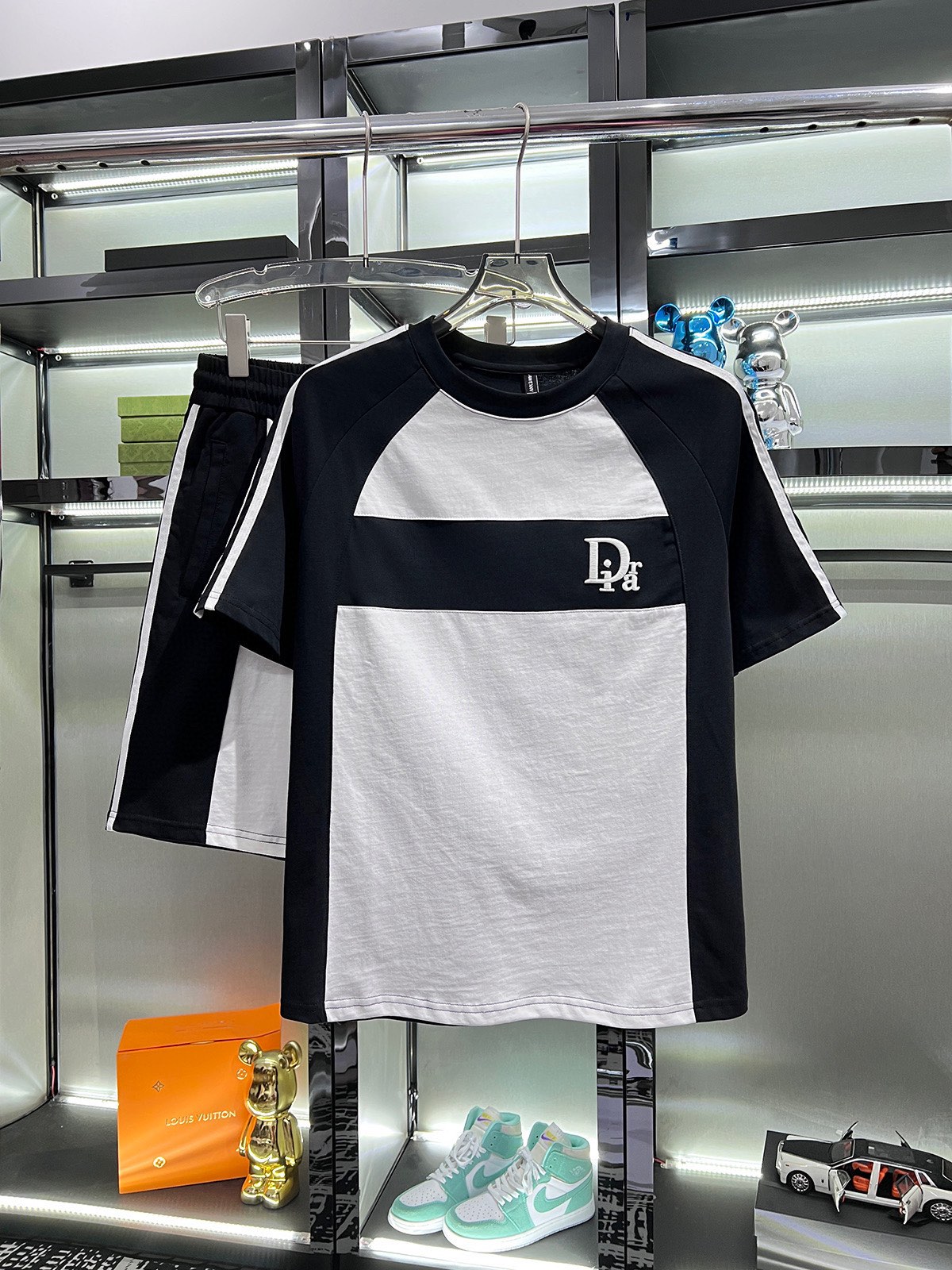 NO:426953,Directly approved [DIOR] The same style on the official website. World-renowned luxury brand. Summer men's short-sleeved shorts suit. High-quality original single-stock suit. It uses imported original single fabrics, fashionable and trendy styles in the season, and a versatile and popular style. Simple and elegant, precise turning work, let you reach the top of fashion. The number of code M-4XL (can be worn up to 200 catties), dior, dior, shorts, T-shirt, alexander wang19860909直批【DIOR迪奥】 官网同款.世界知名奢侈品牌.夏季男士短袖短裤套装 高品质 原单货套装 采用进口原单面料 ,当季时尚潮流款,百搭爆款.简洁大方,精密的车工,让您走在时尚的顶峰.码数M-4XL(可穿到200斤),,dior,dior,shorts,T-shirt,alexander wang,Men's clothing