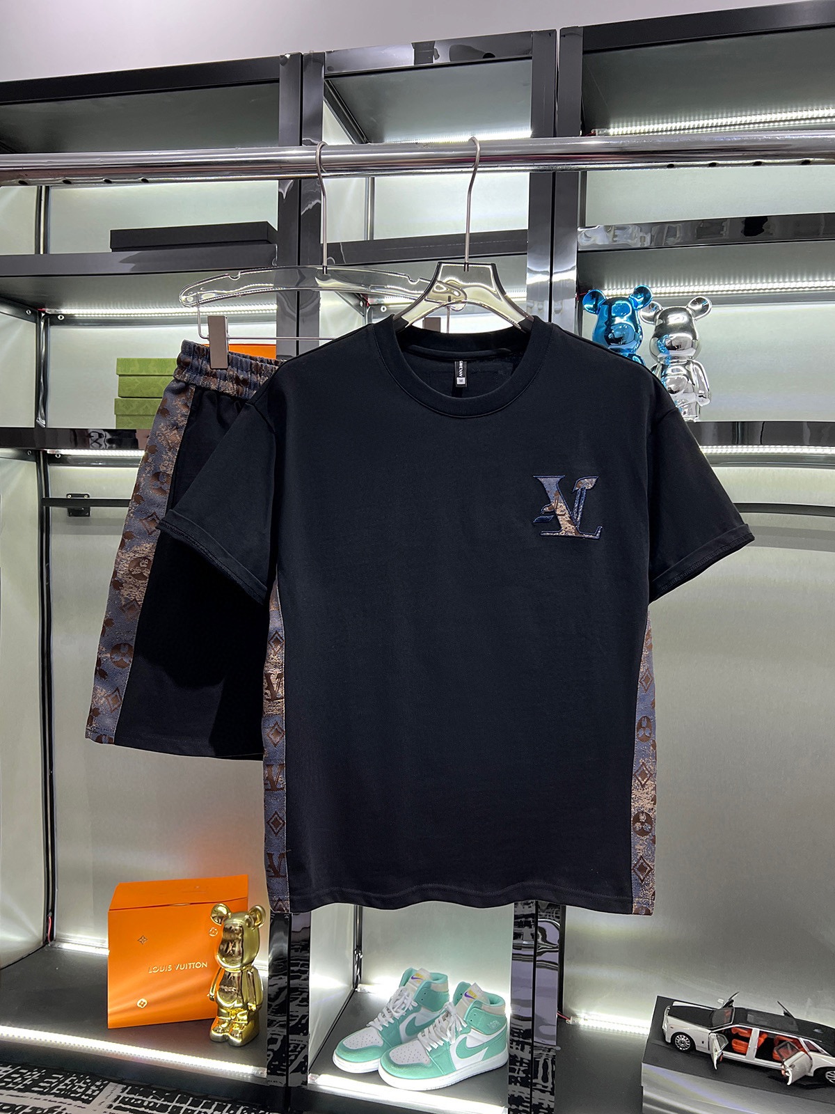 NO:426958,Directly approved [LV Louis Vuitton] The same style on the official website. World-renowned luxury brand. Summer men's short-sleeved shorts suit. High-quality original single-stock suit. It uses imported original single fabrics, fashionable and trendy styles in the season, and a versatile and popular style. Simple and elegant, and precise turning work, let you reach the top of fashion. The number of code M-4XL (can be worn up to 200 catties),,louis vuitton,louis vuitton, shorts,T-shirt,alexander wang19860909直批【LV路易威登】 官网同款.世界知名奢侈品牌.夏季男士短袖短裤套装 高品质 原单货套装 采用进口原单面料 ,当季时尚潮流款,百搭爆款.简洁大方,精密的车工,让您走在时尚的顶峰.码数M-4XL(可穿到200斤),,louis vuitton,louis vuitton,shorts,T-shirt,alexander wang,Men's clothing