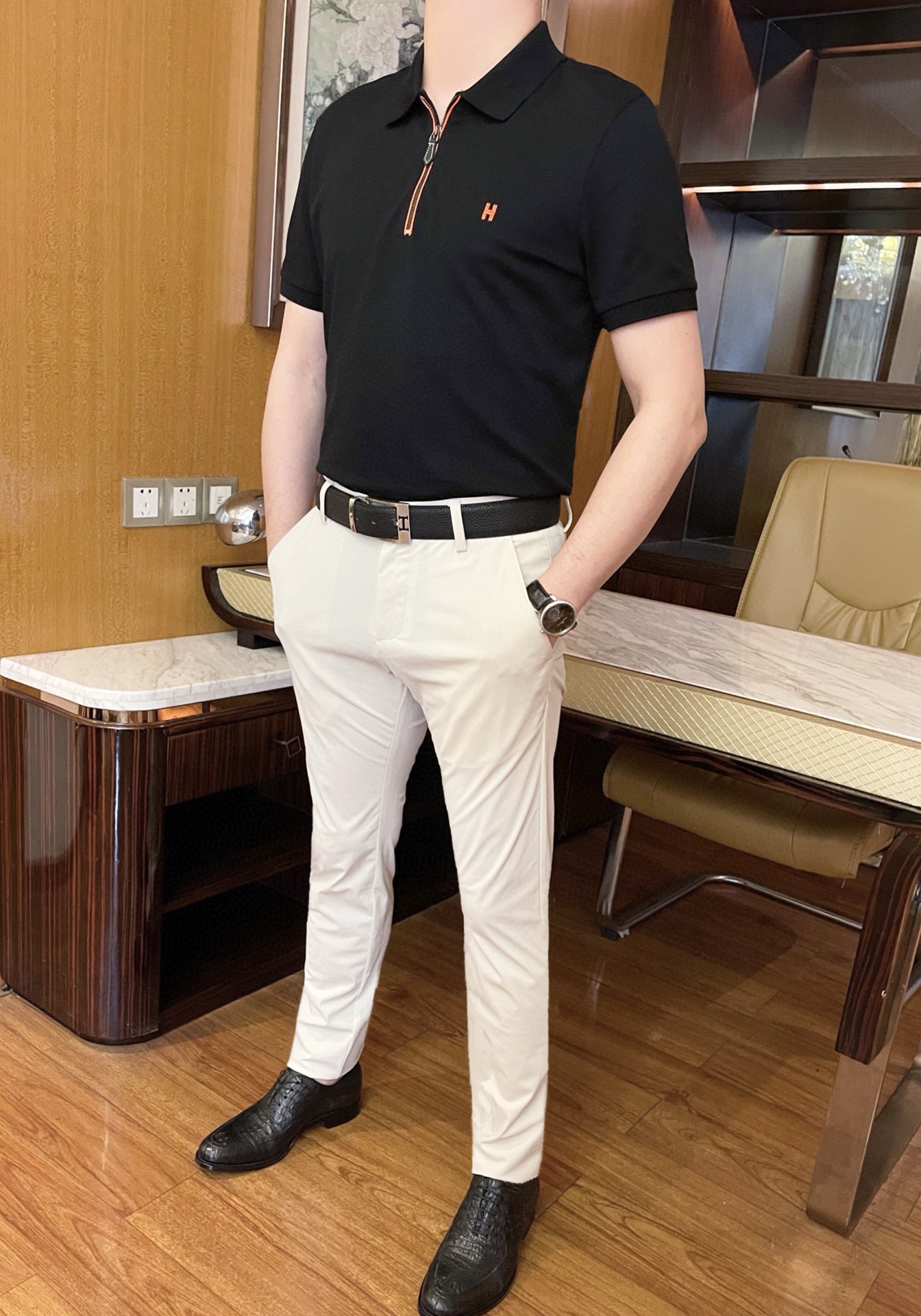 NO:420210,The latest casual trousers in the 2025 counter are shipped, and the most popular items in European and American counters!  Selected Italian imported Tennis fabric with a straight slim fit design, the three-color webbing at the back pocket and the laser hole drilling process at the waist show your taste, and you can easily control both business and leisure. Size 29--38 (model 173/130 wear 31, with Hong Kong Lane Crawford gift box packaging), Moncler, alexander wang19860909蒙口-2025专柜最新款休闲西裤出货 欧美专柜热销单品！精选意大利进口天丝面料搭配直筒修身设计,后袋口的三色织带和腰处的激光打孔工艺彰显品味 商务休闲都可轻松驾驭.尺码29--38（模特173/130穿31,配香港连卡佛礼盒包装）,,Moncler,alexander wang,Men's clothing