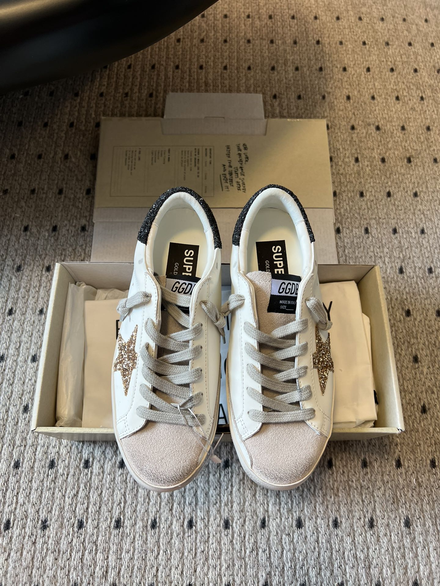 NO:423165,GoldenGoos*25s spring and summer new style, golden flashing stars used as old dirty shoes. The super pleasant little dirty shoes are here again. The golden stars on the side are really eye-catching. It feels like the shimmering light when there is the sun~ the toe and rear end of the shoe have been treated as old dirty, and the foot is longer and longer!  Love the more time goes by~ Material cowhide leather velvet inner lining, rubber sole, shoe size 35-44 (44 45 customized, non-return and exchange), casual shoes/sports shoes, sneakers, cowhide19860909GoldenGoos*25s春夏新款 金色闪星星做旧款脏脏鞋 超级喜人的小脏脏鞋又来喽,侧面的金色星星真的非常惹眼,是在有太阳的情况下就波光闪闪的感觉～鞋头以及后尾做了做旧脏脏的处理,上脚越穿越久！越穿越爱～ 材质牛皮拼绒 内里羊里 大底橡胶大底 鞋码35-44（44 45定制不退换）,休闲鞋/运动鞋,sneakers,cowhide,Women's Shoes