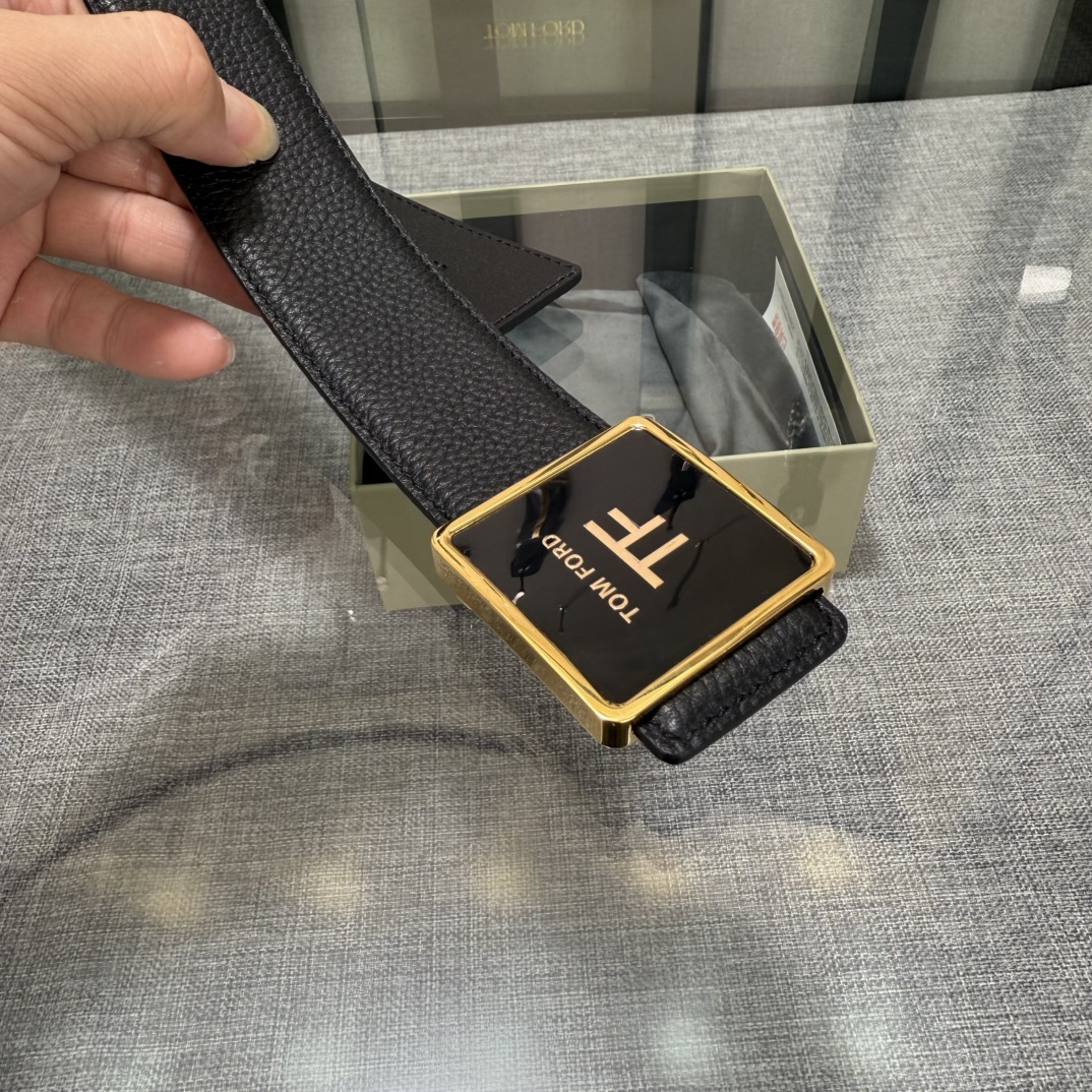 汤姆福特最新网红爆款双面头层牛皮专柜同步3.8宽新款上市了，原版牛皮，搭配铜扣，优雅，大方用的方便 P180