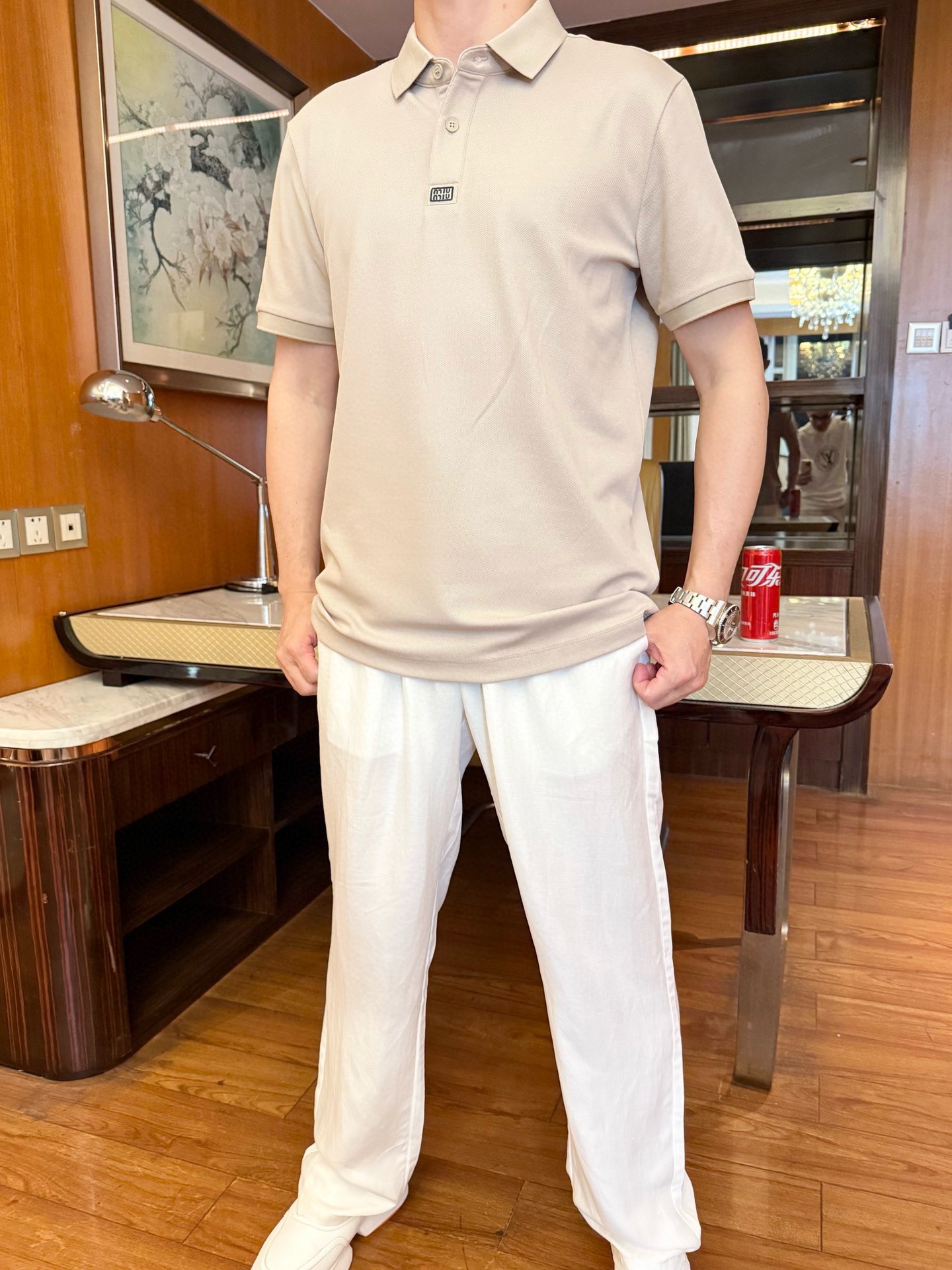 NO:420198,Miumiu-2025 counter latest hot-selling Polo, European and American counters, hot-selling items!  Selected Italian imported fine cotton fabrics with simple and elegant designs, the brand logo on the chest is quite elegant, and there is no need to say much about the effect of the upper body. The number of codes is 48-56 (model 173/130 wears 48, with Hong Kong Lane Crawford gift box packaging), miumiu, alexander wang19860909Miumiu-2025专柜最新爆款Polo出货 欧美专柜热销单品！精选意大利进口精棉面料搭配简约大方的设计,胸口的品牌标志相当彰显雅致 上身效果不用多说.码数48-56（模特173/130穿48、配香港连卡佛礼盒包装）,,miumiu,alexander wang,Men's clothing