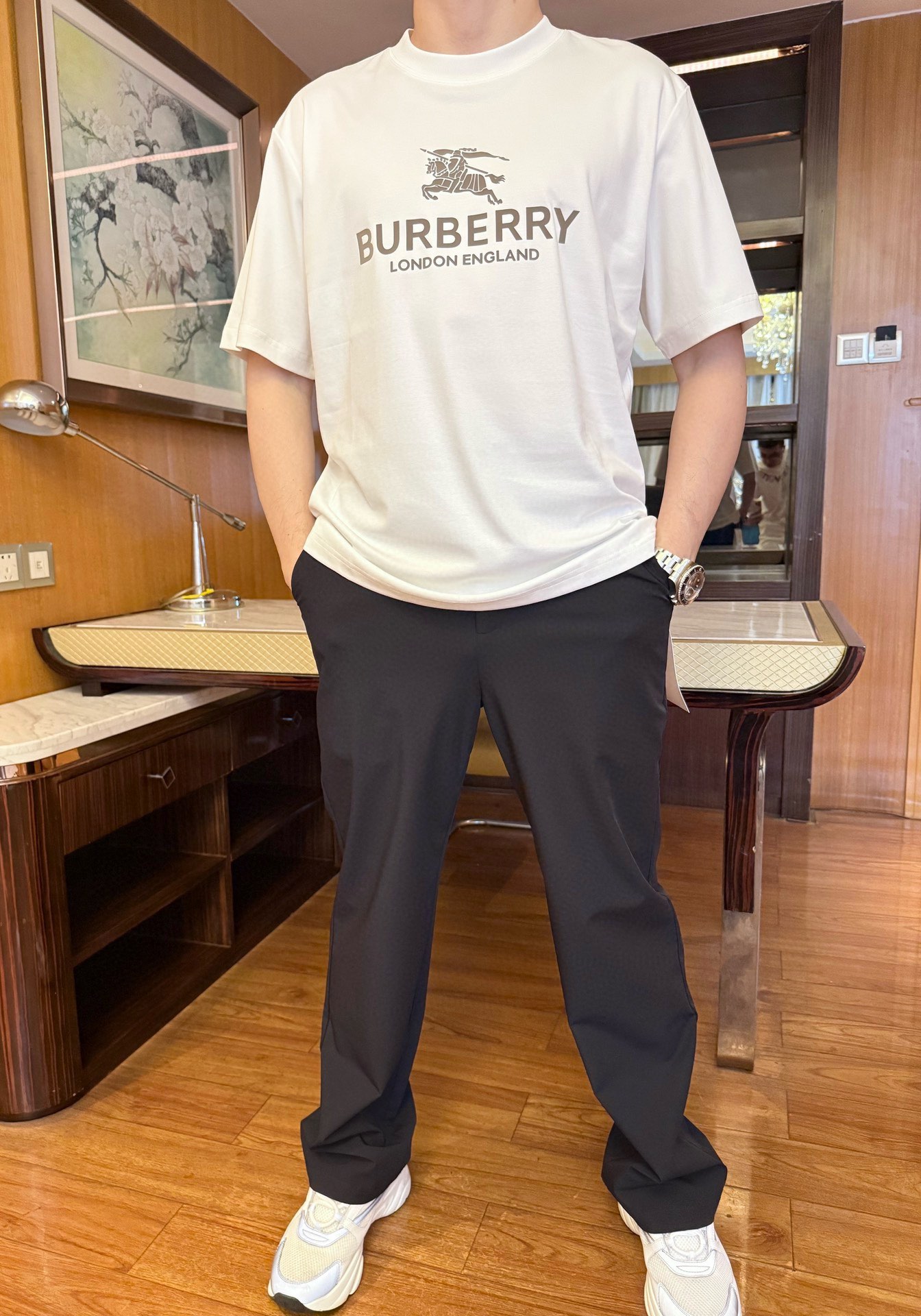 NO:420207,Burberry-2025 new round neck base with T-shirt, three-dimensional half-sleeved liquid ammonia cotton base, original Pima liquid ammonia cotton pure cotton fabric, soft and tough. Process processing, toughness and wrinkle resistance have been greatly improved. The tailoring is very good and the recognition is very high. A must-have item for single-wearing base. Code number M-3XL (model 173/130 wear M, with Hong Kong Lane Crawford gift box packaging), burberry,tees, t-shirt, alexander wang19860909巴宝莉-2025新品圆领打底外穿T恤,立体感半袖液氨棉打底,原版匹马液氨棉纯棉面料,柔而有韧性.工艺处理,韧性和抗皱性能得到大幅度提高.剪裁很到位,辨识度极高.单穿打底必备单品.码数M-3XL(模特173/130穿M,配香港连卡佛礼盒包装),,burberry,tees，t-shirt,alexander wang,Men's clothing