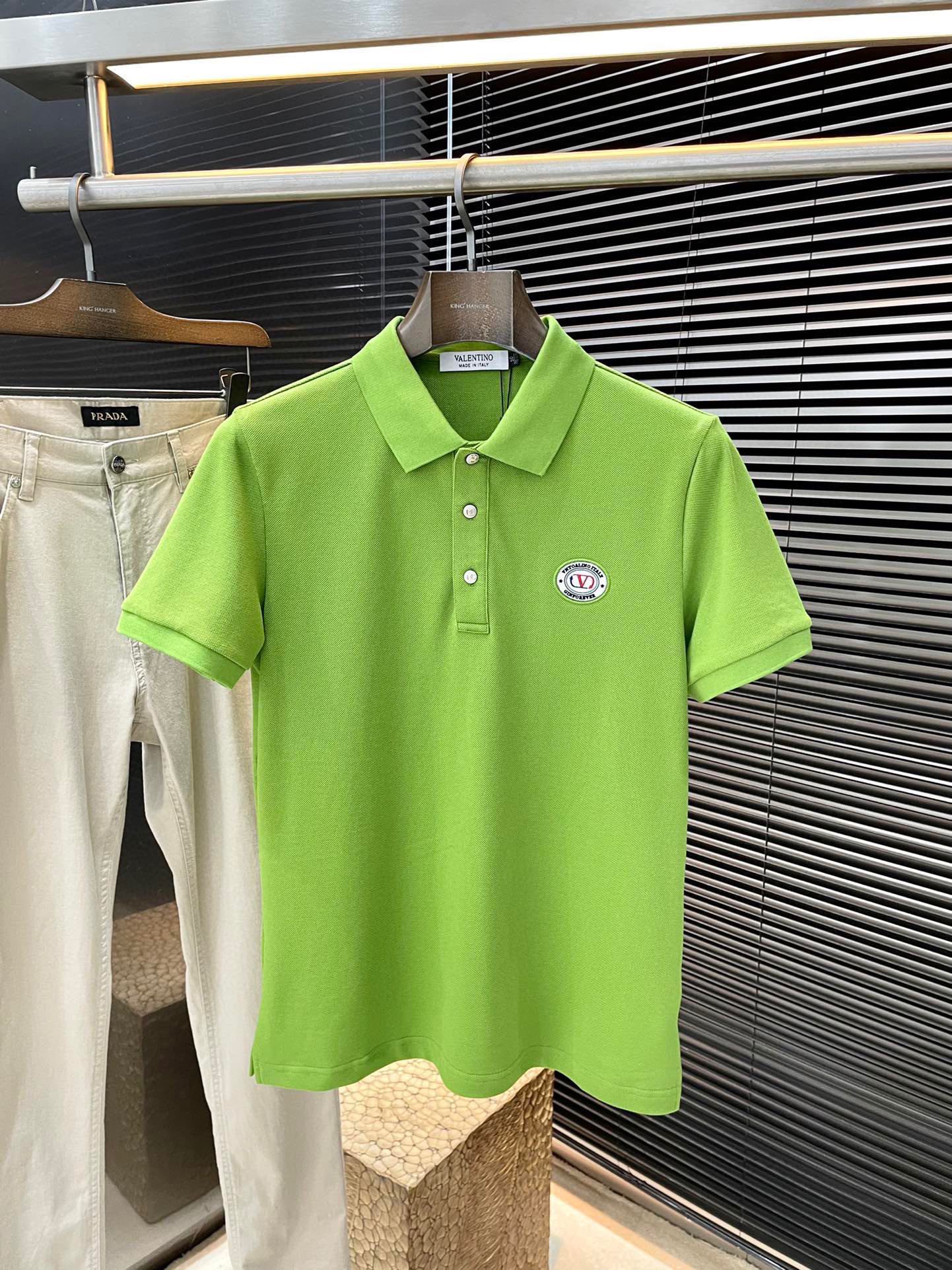 NO:424439,P VLTN- (Valentino) has the latest POLO short-sleeved sleeves in spring and summer, using the latest cotton fabric, which is resistant to washing and not easy to fade, has a soft feel and soft and comfortable composition. Classic design style, special customization, simple cutting and splicing, reflecting the extraordinary craftsmanship of workers, full of high-end and fashionable feeling!  The style is quite good at casual and versatile. Size M-3XL, valentino, T-shirt, alexander wang19860909P  VLTN-（华伦天奴）年春夏最新款POLO短袖,采用最新棉面料,耐水洗不易掉色,手感柔软、成分柔软舒适 经典设计风格 特殊定制 简单的裁剪方式拼接,体现出工人不凡的工艺,高端时尚感十足！版型相当赞休闲百搭款.尺码 M-3XL,,valentino,T-shirt,alexander wang,Men's clothing