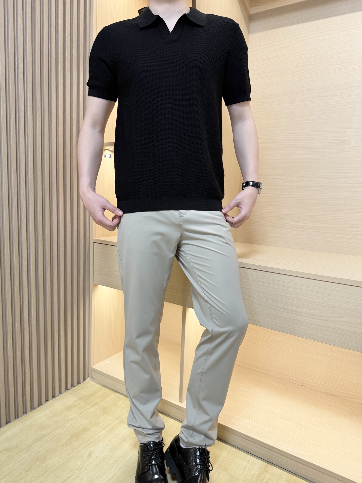 NO:420231,Jenia-2025 spring and summer new V-neck series short-sleeved knitted polo shirt, selected high-quality fabrics, delicate and soft feel, selected cotton texture, three-dimensional jacquard pattern full of exquisite texture, minimalist business and casual styles, versatile items, easy to control both daily and business. Number of codes 48-56 (model 180/140 wears 50, equipped with Hong Kong Lane Crawford gift box packaging), zegna, T-shirt, alexander wang19860909杰尼亚-2025春夏新款V领系列短袖针织polo衫,精选优质面料,手感细腻柔软,精选棉质地,立体提花纹路充满着精致的质感,极简商务休闲的款式,百搭单品,无论日常休闲还是商务都可轻松驾驭 码数48-56（模特180/140穿50,配香港连卡佛礼盒包装）,,zegna,T-shirt,alexander wang,Men's clothing