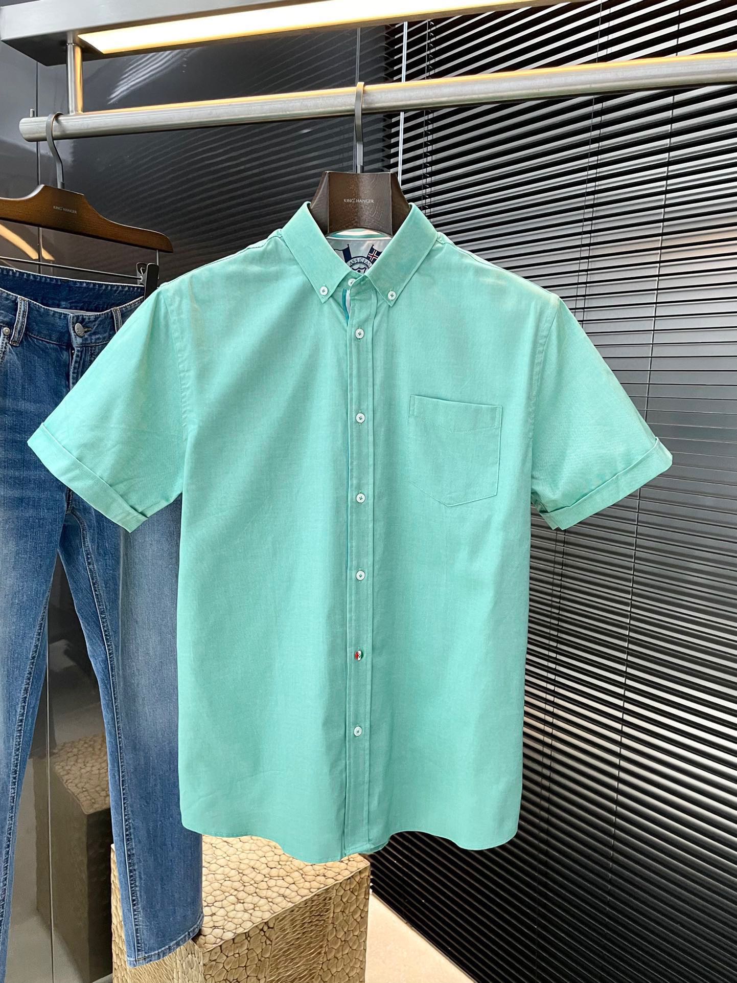 NO:424447,P Thom Brwne- (Tom Brown) Spring and Summer New Products, same style as celebrities. While reinterpreting classic elements, the latest trendy accessories are favored by fashion people. The simple style makes you more personalized, and the cotton fabric shows an elegant and gentlemanly style. The special shirt fabric presents you with a different hi-tail shirt. It is soft and skin-friendly, with a smooth and delicate feel, straight dressing, and a SLIM FIT tailored. It is absolutely crisp and handsome!  It is a slim style. It is a good choice for versatile daily or business occasions. It is high-quality, perfect and handsome in business and casual!  Size 48-58, thom browne,shirts,alexander wang19860909P  Thom Brwne-（汤姆布朗）春夏新品 明星同款 重新诠释经典元素的同时,最新潮流配饰 时尚人士的青睐 简约的风格令您更具个性,棉面料展现典雅绅士风范.特殊的衬衫面料为你呈现不一样的高定衬衣 绵软亲肤,手感柔滑细腻,穿着笔挺,剪裁属于SLIM FIT 绝对挺括帅气的版型！属于修身款式 百搭日常或者商务场合都是很好的选择,高品质的,商务休闲完美帅气驾驭！尺码 48-58,,thom browne,shirts,alexander wang,Men's clothing