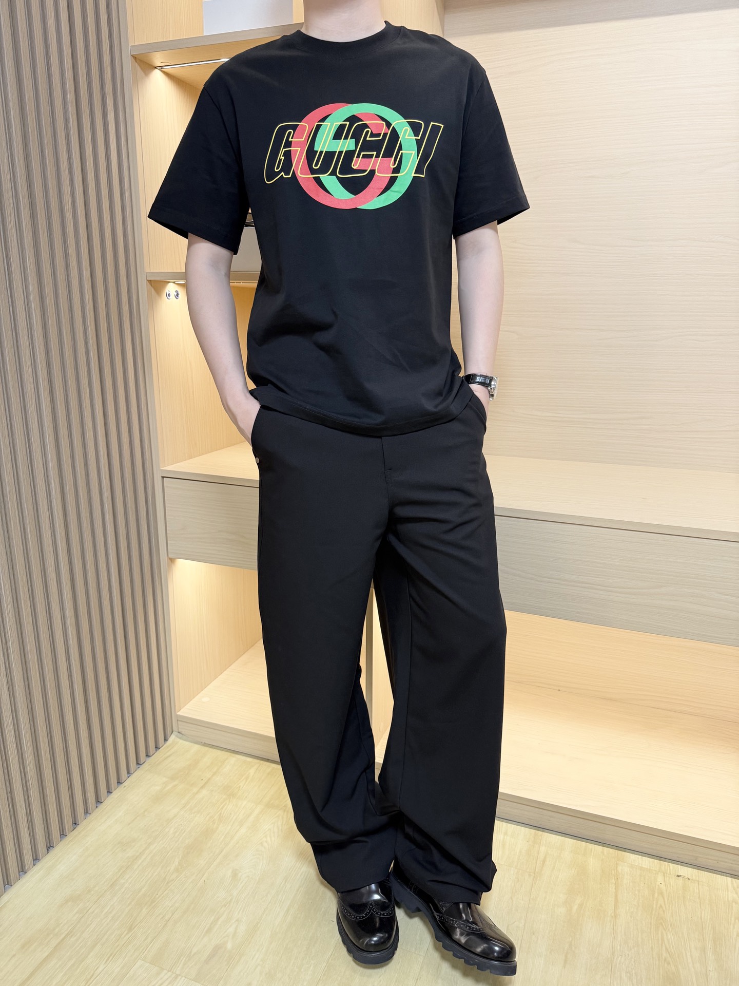 NO:420245,Guqi-2025 latest round neck T-shirt shipment, hot-selling items in Europe and the United States!  Selected high-density precision cotton fabric imported from Italy, the brand logo on the chest is matched with the latest design, showing fashion, the base and outerwear are quite good looking. The code number XS-XL (model 180/140 wear S, with Hong Kong Lane Crawford gift box packaging), tees, t-shirt, alexander wang19860909古琦-2025最新圆领T恤出货 欧美热销单品！精选意大利进口高密精棉面料,胸口的品牌标志搭配最新的设计,彰显时尚 打底和外穿都相当好看.码数XS-XL（模特180/140穿S,配香港连卡佛礼盒包装）,,tees，t-shirt,alexander wang,Men's clothing