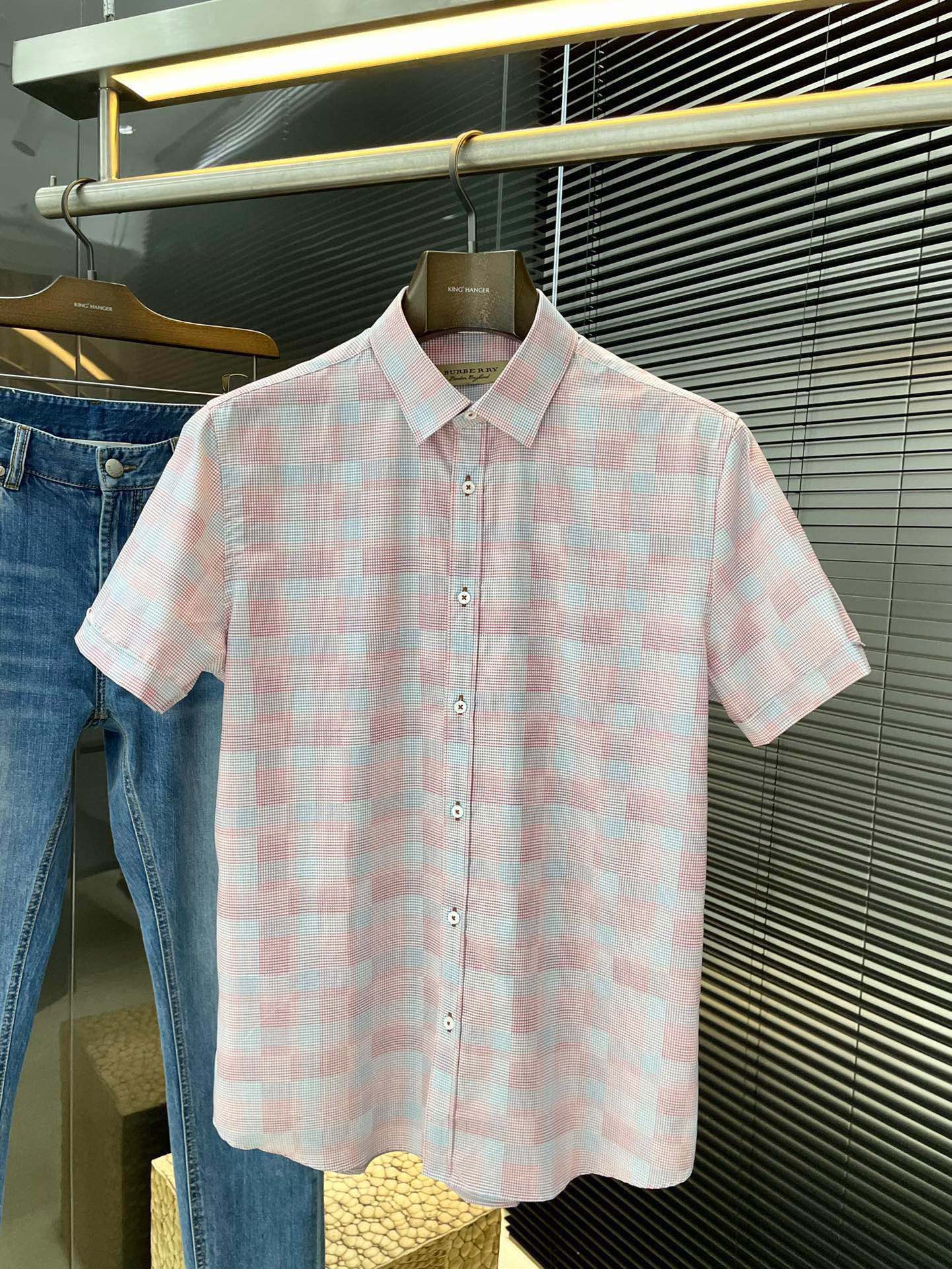 NO:424454,P Burberry- (Burberry) New spring and summer products, same style as celebrities. While reinterpreting classic elements, the latest trendy accessories are favored by fashion people. The simple style makes you more personalized, and the cotton fabric shows an elegant and gentlemanly style. The special shirt fabric presents you with a different hi-tail shirt. It is soft and skin-friendly, with a smooth and delicate touch, straight dress, and a SLIM FIT tailored. It is absolutely crisp and handsome!  It is a slim style. It is a good choice for versatile daily or business occasions. It is high-quality, perfect and handsome in business and casual!  Size 48-58, burberry,burberry,shirts,alexander wang19860909P  Burberry-（巴宝莉） 春夏新品 明星同款 重新诠释经典元素的同时,最新潮流配饰 时尚人士的青睐 简约的风格令您更具个性,棉面料展现典雅绅士风范.特殊的衬衫面料为你呈现不一样的高定衬衣 绵软亲肤,手感柔滑细腻,穿着笔挺,剪裁属于SLIM FIT 绝对挺括帅气的版型！属于修身款式 百搭日常或者商务场合都是很好的选择,高品质的,商务休闲完美帅气驾驭！尺码 48-58,,burberry,burberry,shirts,alexander wang,Men's clothing