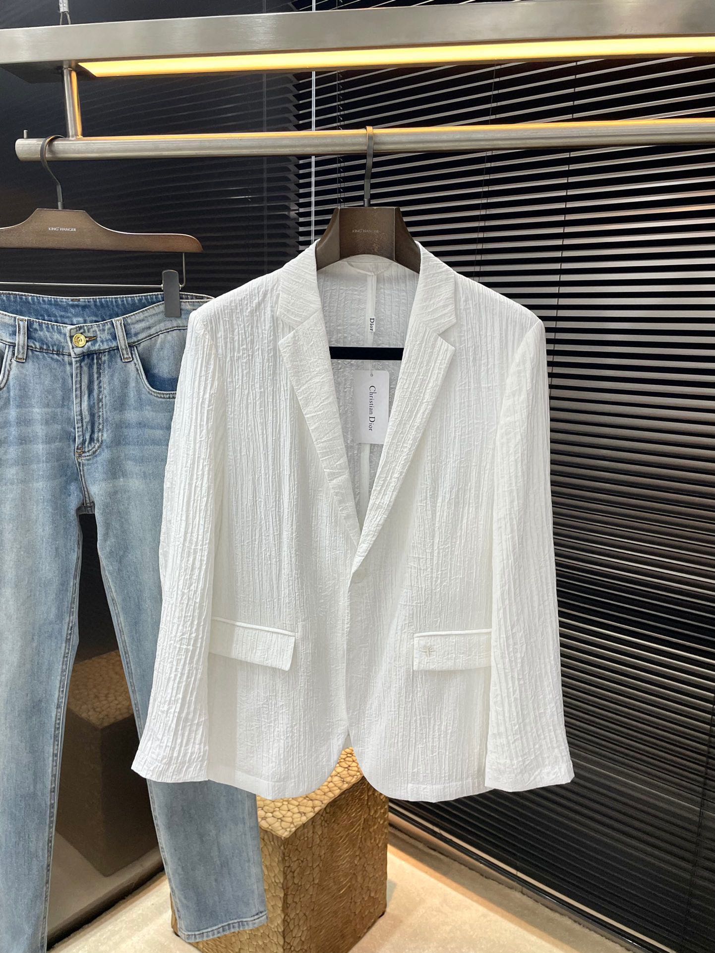 NO:424461,P Dior- (Dior) new spring and summer blazer. Fashionable and casual, imported cotton fabric, light luster, soft and smooth, delicate texture. Perfect tailoring, comfortable and styling. I can't describe the feel. Handsome and capable design. The style is a slim style. The wear is super rigorous and the lock edge details are all very rigorous and exquisite. Absolutely first-line OEM requirements!  Very fashionable casual suit worth owning!  Size M-3XL,,dior,dior,jackets & coats,business suit,alexander wang19860909P  Dior-（迪奥）春夏季新品西装外套.时尚商务休闲,进口人棉面料 淡淡光泽 柔软顺滑 质感细腻.完美剪裁合体贴身 舒适 塑形有型.手感我无法言喻 帅气干练设计 版型属于修身款式 穿着超赞 锁边细节 都非常严谨考究 绝对一线代工要求！非常时尚休闲便装西服 值得拥有！尺码 M-3XL,,dior,dior,jackets & coats,business suit,alexander wang,Men's clothing