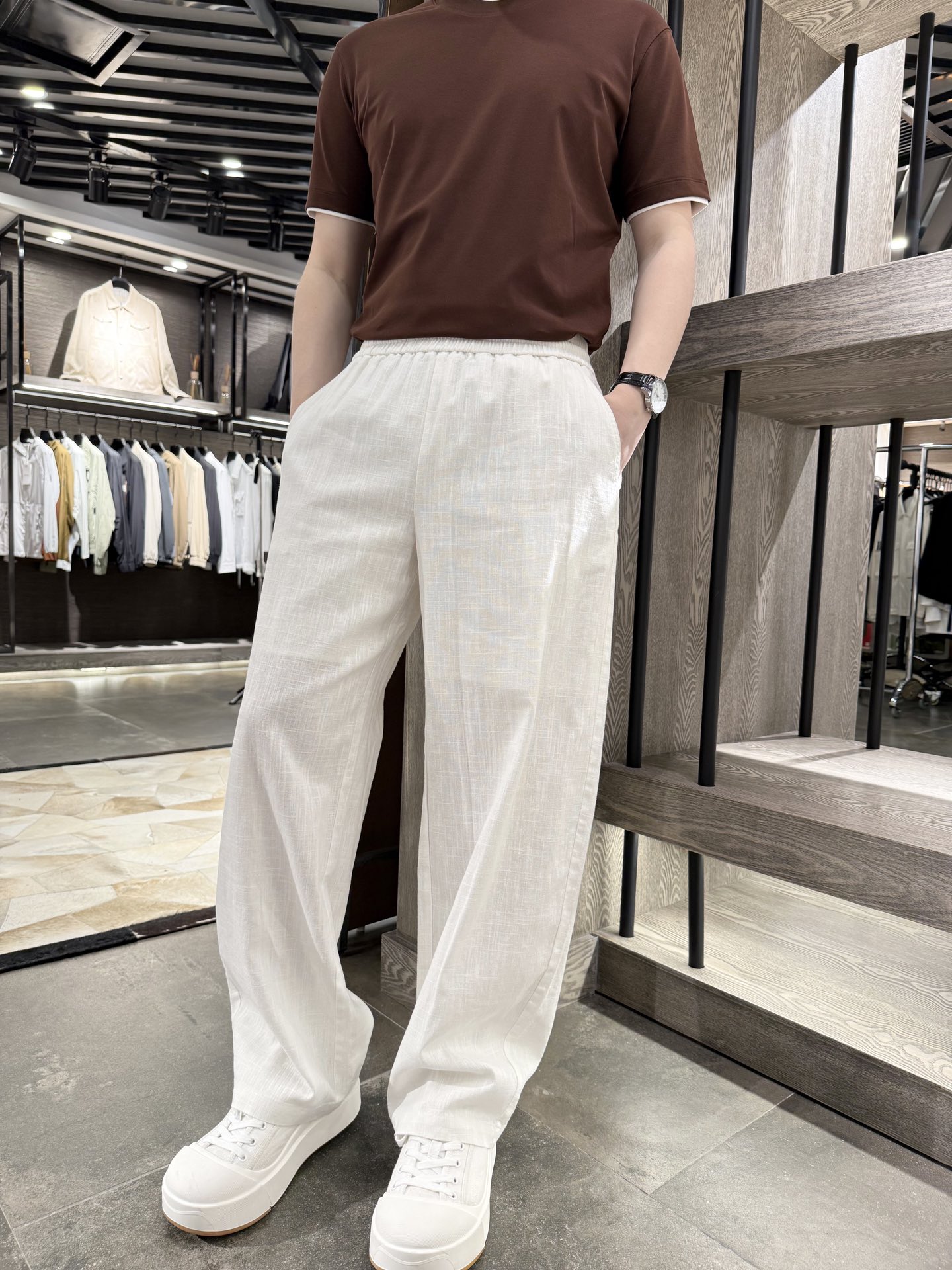 NO:420255,LP-2025 must-have linen casual pants for summer are here!  Old Qian style, straight loose style, free and casual, bid farewell to the sultry constraints. The drawstring design can adjust the waist circumference at will, which is convenient and practical. 25 linen 75 Laseell fiber material, comfortable and breathable, and can be easily controlled whether it is daily going out or home leisure, giving you a comfortable wearing experience. S-2Xl (model 180/140 wears S, with Hong Kong Lane Crawford gift box packaging), loro piano, alexander wang19860909LP-2025夏日必备的亚麻休闲裤来啦！老钱风,直筒宽松版型,自在随性,告别闷热束缚.抽绳设计可随心调节腰围,方便又实用.25亚麻75来赛尔纤维材质,舒适透气,无论是日常出街还是居家休闲,都能轻松驾驭,给你带来舒适的穿着体验.码数S-2Xl(模特180/140穿S,配香港连卡佛礼盒包装),,loro piana,alexander wang,Men's clothing