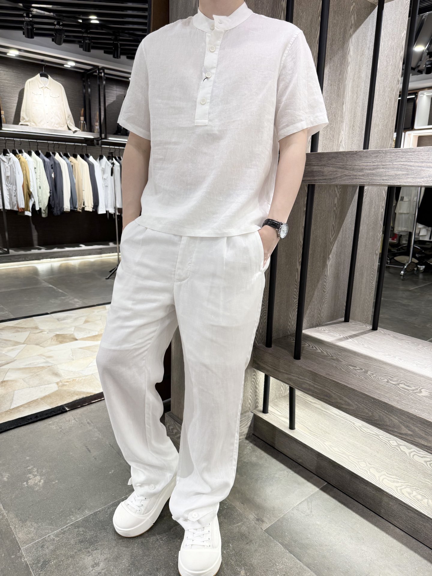 NO:420264,LP-2025 summer thin Chinese stand-alone ramie short-sleeved T-shirt, selected as the king of natural fiber ramie, with excellent texture, comfortable and breathable, exquisite neckline and button design, details show quality, first-class style, whether it is daily going out or business leisure, it can add a unique charm to you and easily interpret summer fashion. S-2XL (model 180/140 wears M, with Hong Kong Lane Crawford gift box packaging), loro piano, T-shirt, tees, t-shirt, alexander wang19860909LP-2025夏季薄款中式立领苎麻短袖T恤,甄选天然纤维之王苎麻,质感上乘,舒适透气,精致的领口与钮扣设计,细节之处彰显品质,版型一流,无论日常出街还是商务休闲,它都能为你增添一份独特的魅力,轻松诠释夏日风尚.码数S-2XL（模特180/140穿M,配香港连卡佛礼盒包装）,,loro piana,T-shirt,tees，t-shirt,alexander wang,Men's clothing