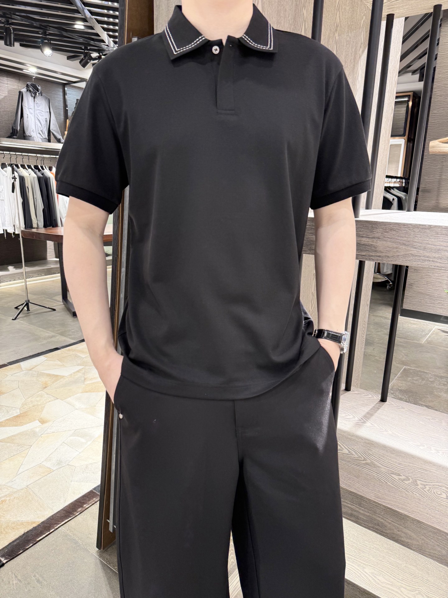 NO:420284,LP-2025 high-line lapel short-sleeved polo fixed-woven fixed-dyed fabric #ultra-thin and super breathable The fabric is made of polyester fiber, cotton and linen blended. The characteristics mainly include the following aspects: 1. Physical characteristics High strength Good elasticity Good wear resistance Good breathability 2. Comfort and applicability Skin-friendly and breathable Easy to wash and fast drying Anti-wrinkle-free Size s-xxl (model 180/140 m, with Hong Kong Lane Crawford gift box packaging), loro piano, T-shirt, alexander wang19860909LP-2025明线翻领短袖polo定织定染面料#超薄超透气 面料采用聚酯纤维加棉加麻混纺而成,特点主要包括以下几个方面 1.物理特性 强度高 弹性好 耐磨性好 透气性良好 2.舒适性和适用性 亲肤透气 易洗快干 抗皱免烫 尺码s-xxl(模特180/140穿m,配香港连卡佛礼盒包装）,,loro piana,T-shirt,alexander wang,Men's clothing