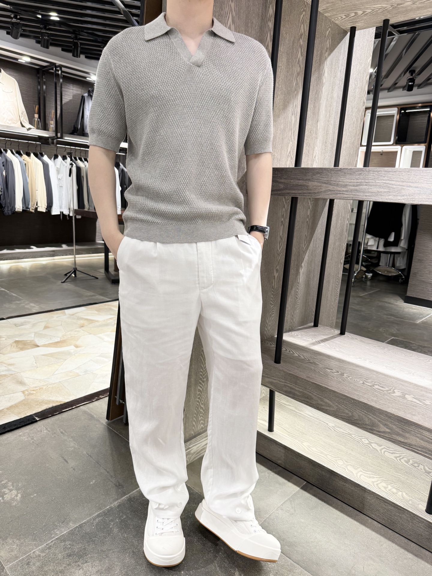 NO:420273,Jenia-2025 Fashion Old Qianfeng Seagull Collar Knitted Polo Shirt Short Sleeve, Simple but Not Loss Style. Seagull Collar Design shows elegant temperament, ribbed texture fabric, excellent texture, pure cotton fabric brings a comfortable wearing experience, soft and elastic. It highlights the low-key fashion taste, S-2XL (model 180/140 wears M, with Hong Kong Lane Crawford Gift Box Packaging), zegna, T-shirt, alexander wang19860909杰尼亚-2025时尚老钱风海鸥领针织Polo衫短袖,简约而不失格调.海鸥领设计,展现优雅的气质,罗纹肌理的面料,质感上乘,纯棉面料带来舒适的穿着体验,柔软且富有弹性.彰显出低调的时尚品味,码数S-2XL(模特180/140穿M,配香港连卡佛礼盒包装),,zegna,T-shirt,alexander wang,Men's clothing