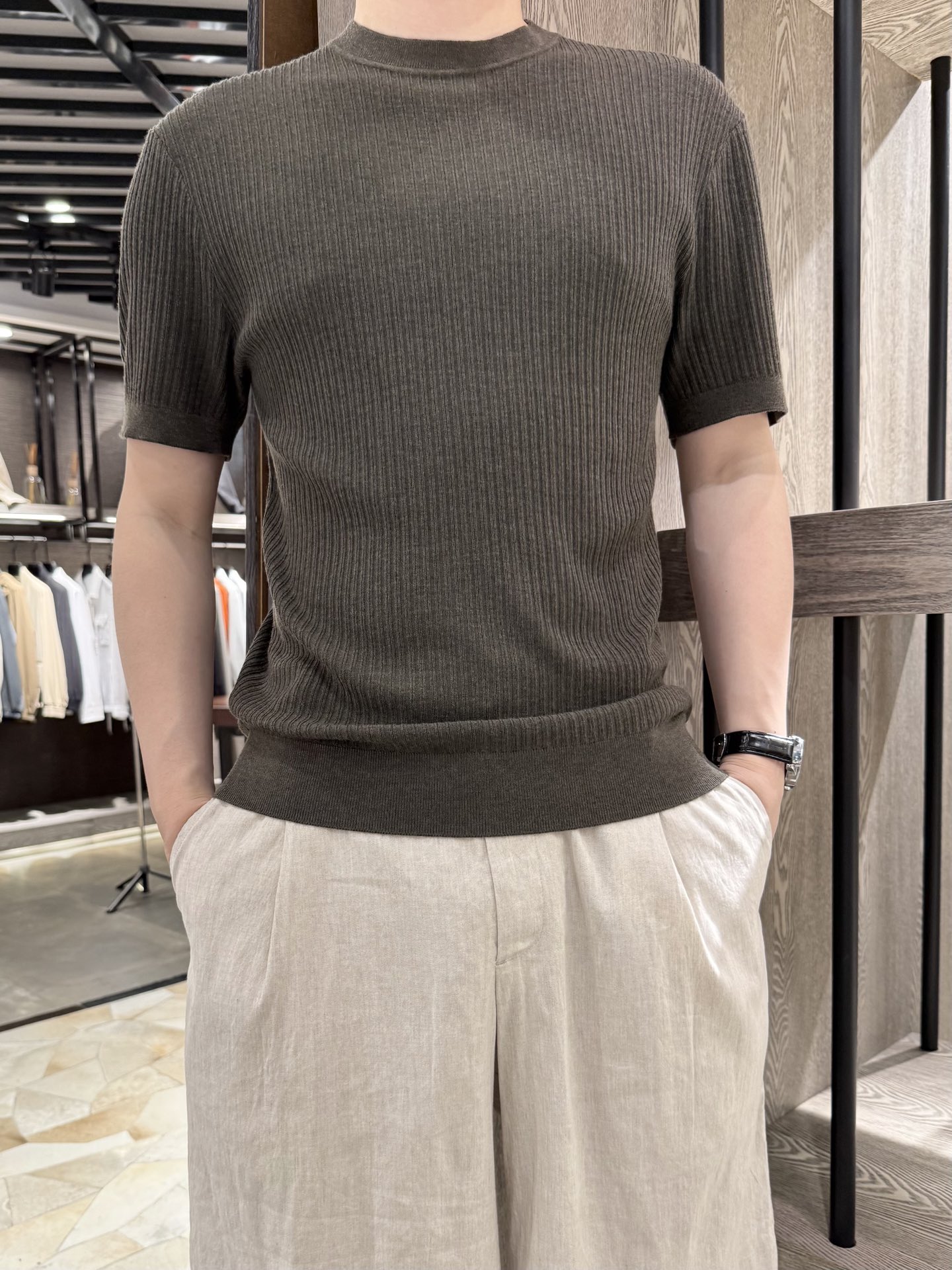 NO:420292,LP-2025 hot knitted short-sleeved shirts are coming!  Textured vertical striped design, simple and high-end. Skin-friendly fabric, containing mulberry silk, mercerized wool and other ingredients, comfortable to wear. Two classic colors, easily adapted to various occasions, add points to your outfit. S-2XL (model 180/140 wears M, with Hong Kong Lane Crawford gift box packaging), loro piano, T-shirt, alexander wang19860909LP-2025爆款针织短袖来袭！质感竖条纹设计,简约又高级.亲肤面料,含桑蚕丝、丝光羊毛等成分,穿着舒适.两款经典色,轻松适配各种场合,为你的穿搭加分 .码数S-2XL (模特180/140穿M,配香港连卡佛礼盒包装),,loro piana,T-shirt,alexander wang,Men's clothing