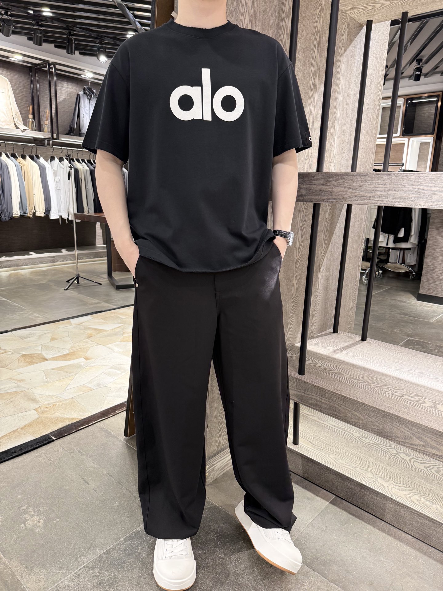 NO:420304,ALO-2025 summer hot fashion short-sleeved T-shirt, with a striking black letter print on the front, echoing the details of the cuffs, adding a sense of design. High-quality 310g pure cotton material, soft and skin-friendly, breathable and comfortable, full of texture. The neckline, cuffs and hem are all made of grinding technology to highlight fashion taste, loose style, and adapt to various styles. S-2XL (model 180/140 wears S, with Hong Kong Lane Crawford gift box packaging), T-shirt,tees, t-shirt,alexander wang19860909ALO-2025夏季爆款时尚短袖T恤,正面醒目黑色字母印花,与袖口的细节小标相呼应,增添设计感.高品质310g纯棉材质,柔软亲肤,透气舒适,质感满满,领口、袖口、下摆都做了磨破工艺,彰显时尚品味,宽松版型,适配多种风格,码数S-2XL(模特180/140穿S,配香港连卡佛礼盒包装）,,T-shirt,tees，t-shirt,alexander wang,Men's clothing