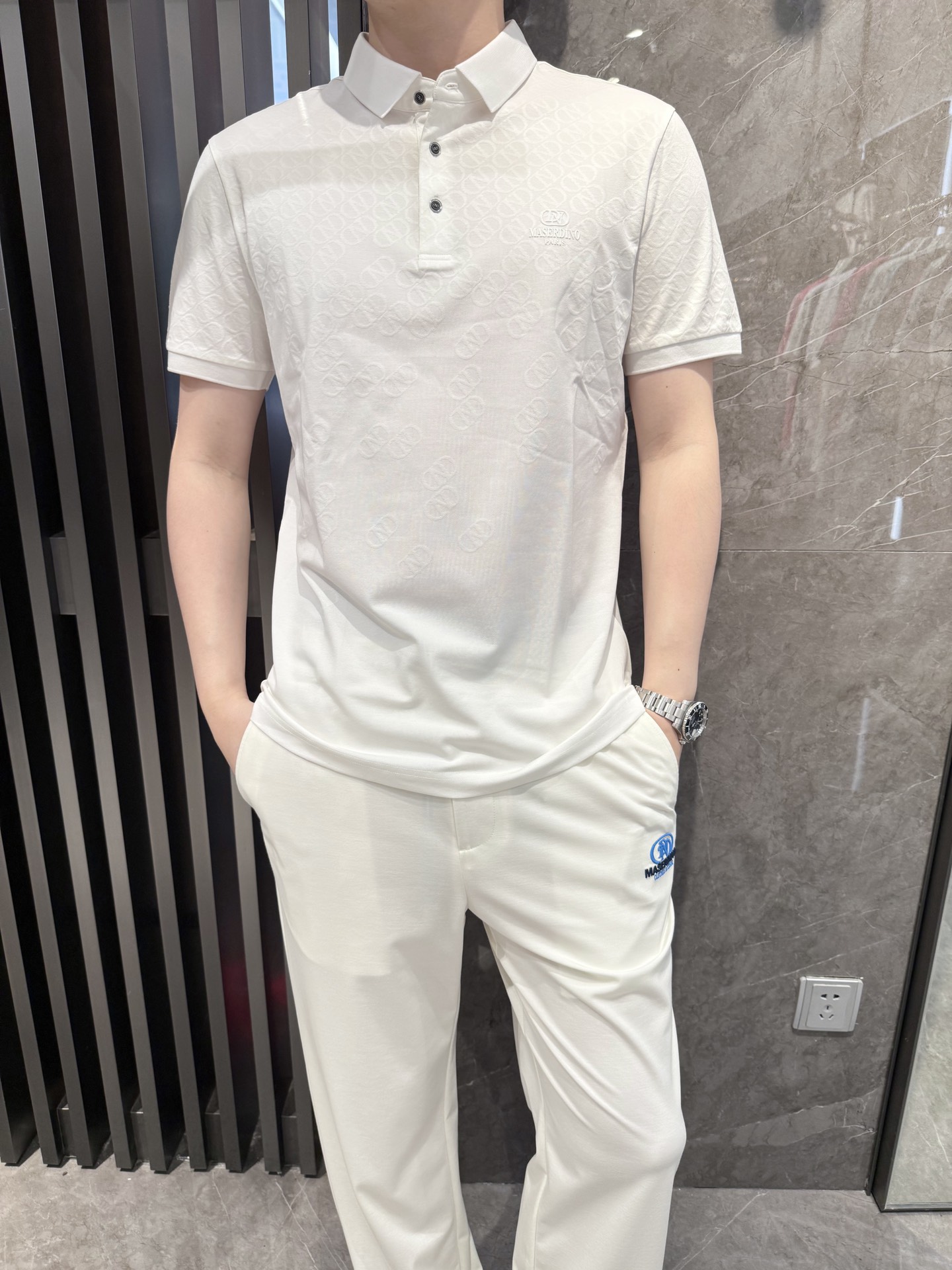 NO:423766,Dino luxury products - brand authentic products in 2025 latest polo shipments, hot-selling items in Europe and the United States!  Selected Italian imported brand European cotton mulberry silk fabrics, the brand logo with the latest design, highlighting fashion!  Number of codes 48-56 (model 180/140 wears 50, with Hong Kong Lane Crawford gift box packaging), alexander wang19860909Dino奢品-品牌正品2025最新polo出货 欧美热销单品！精选意大利进口品牌欧货棉桑蚕丝面料,通体渐变的品牌标志搭配最新的设计,彰显时尚 ！码数48-56（模特180/140穿50,配香港连卡佛礼盒包装）,,alexander wang,Men's clothing