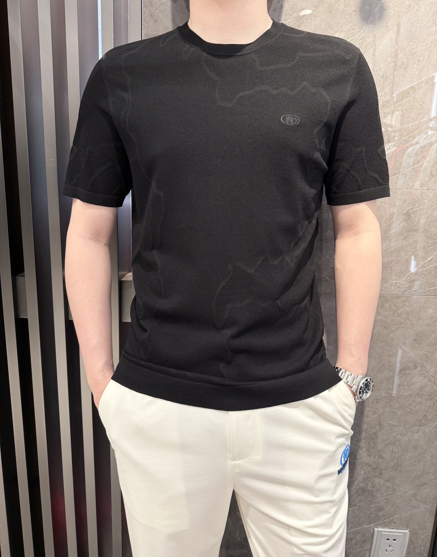 NO:423806,Dino luxury products - brand authentic 2025 latest round neck T-shirt shipment, hot-selling items in Europe and the United States!  Select custom-made Ilit fabrics from imported Italian brands!  The brand digital print on the chest is matched with the latest design to highlight fashion!  Number of codes 48-56 (model 180/140 wears 50, with Hong Kong Lane Crawford gift box packaging), tees, t-shirt, alexander wang19860909Dino奢品-品牌正品2025最新圆领T恤出货 欧美热销单品！精选意大利进口品牌定制伊力特面料！胸口的品牌数码印花搭配最新的设计,彰显时尚 ！码数48-56（模特180/140穿50,配香港连卡佛礼盒包装）,,tees，t-shirt,alexander wang,Men's clothing