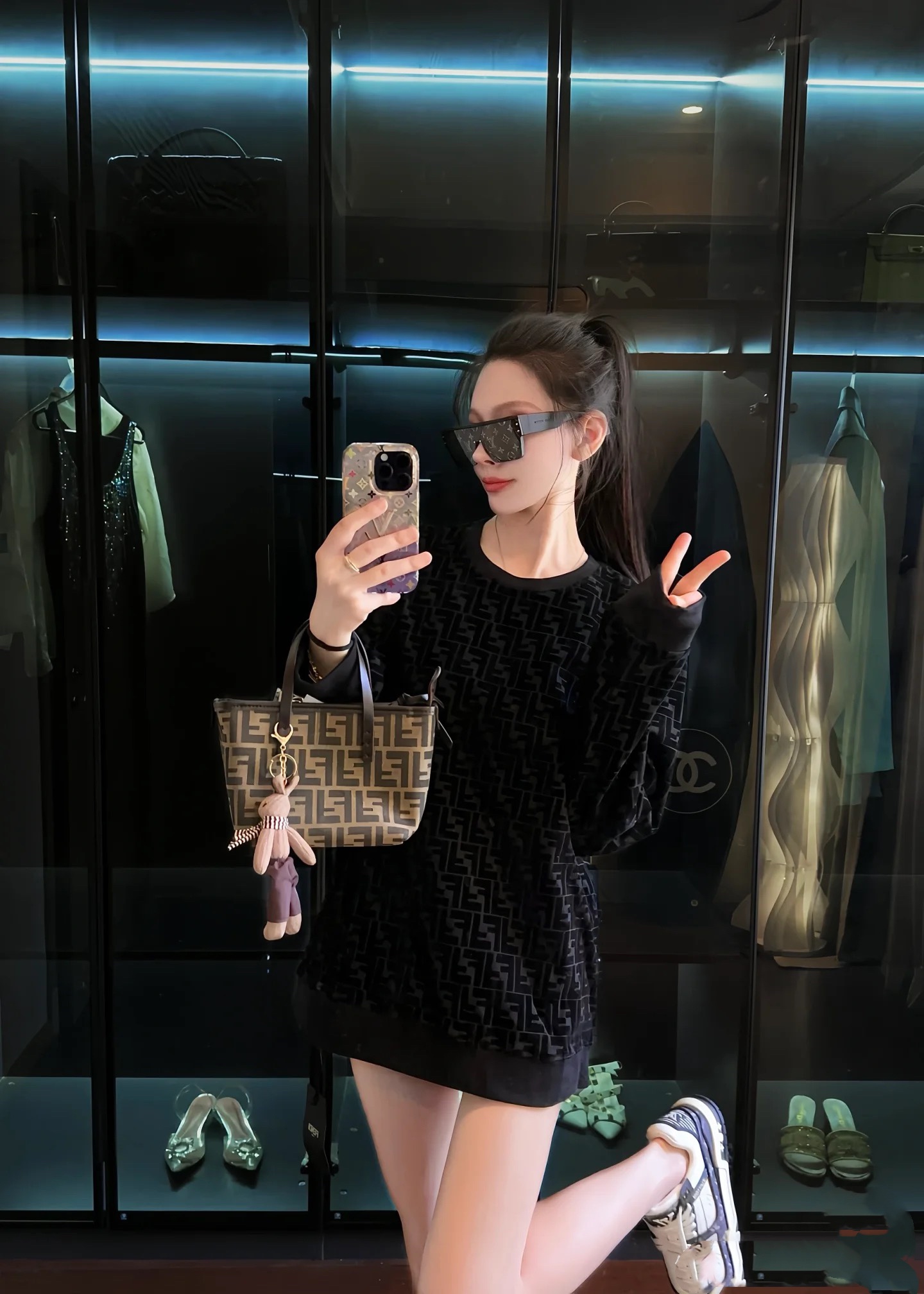 Fendi 满印植绒卫衣 定制黑曜石双珠地棉缎 质感十足 舒适贴肤 同色异调FF的植绒图案与黑色棉质凸纹材质相得益彰 营