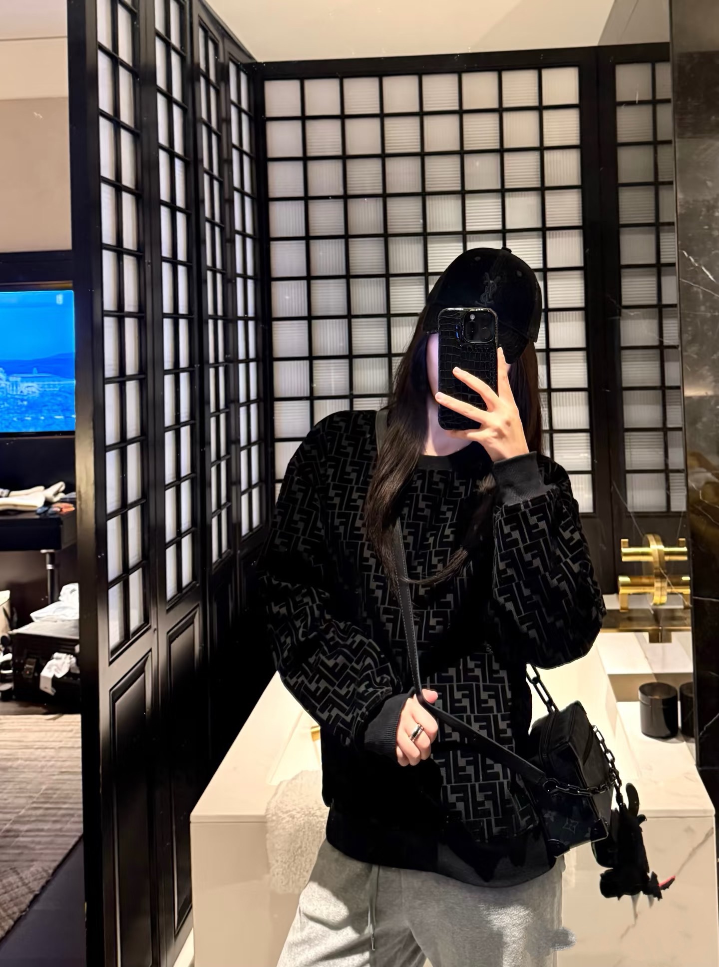 Fendi 满印植绒卫衣 定制黑曜石双珠地棉缎 质感十足 舒适贴肤 同色异调FF的植绒图案与黑色棉质凸纹材质相得益彰 营
