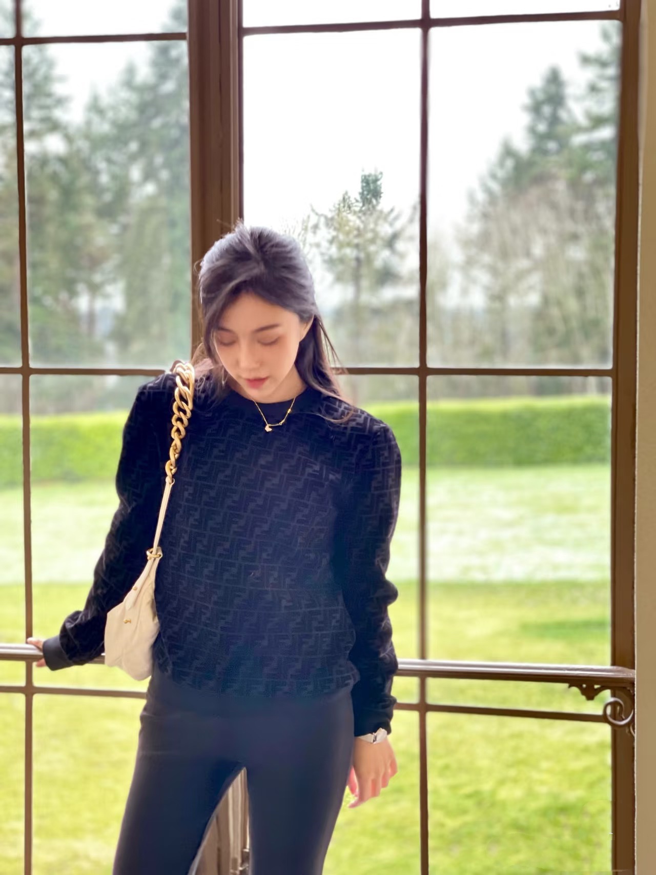 Fendi 满印植绒卫衣 定制黑曜石双珠地棉缎 质感十足 舒适贴肤 同色异调FF的植绒图案与黑色棉质凸纹材质相得益彰 营