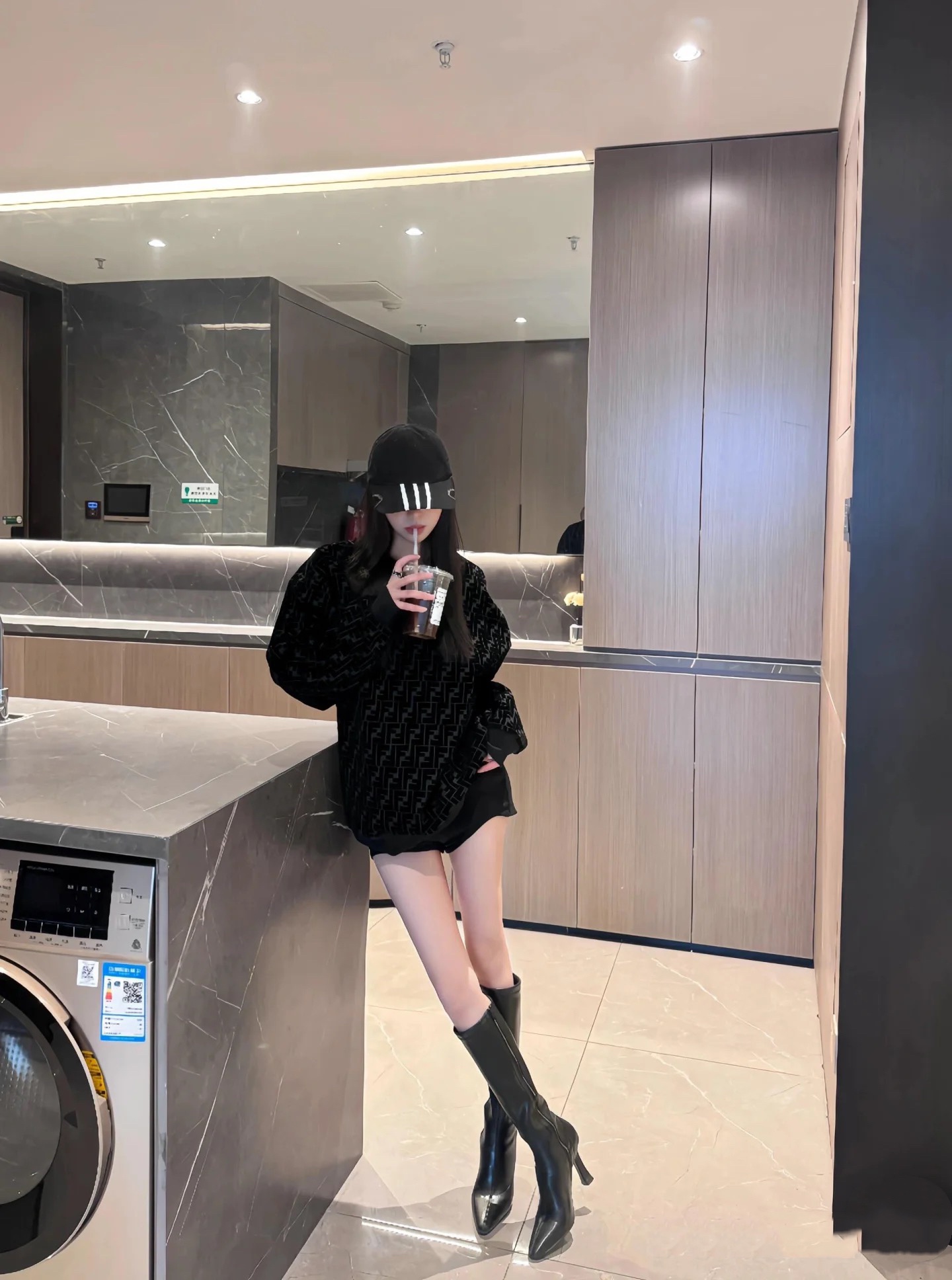 Fendi 满印植绒卫衣 定制黑曜石双珠地棉缎 质感十足 舒适贴肤 同色异调FF的植绒图案与黑色棉质凸纹材质相得益彰 营
