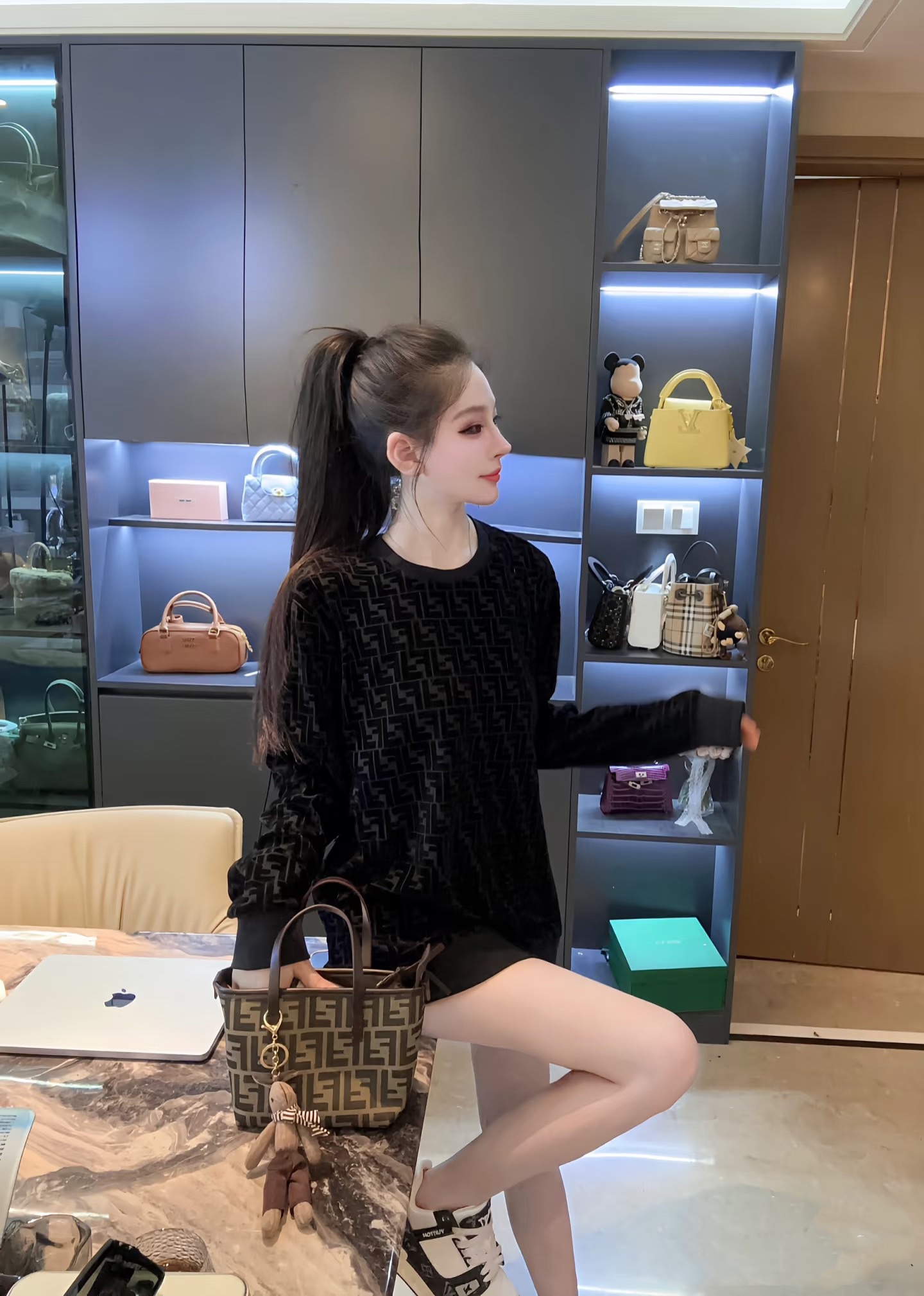 Fendi 满印植绒卫衣 定制黑曜石双珠地棉缎 质感十足 舒适贴肤 同色异调FF的植绒图案与黑色棉质凸纹材质相得益彰 营