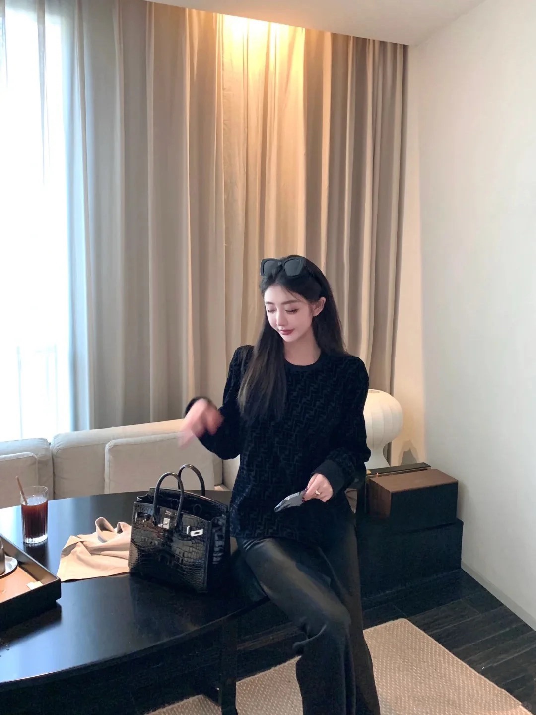 Fendi 满印植绒卫衣 定制黑曜石双珠地棉缎 质感十足 舒适贴肤 同色异调FF的植绒图案与黑色棉质凸纹材质相得益彰 营
