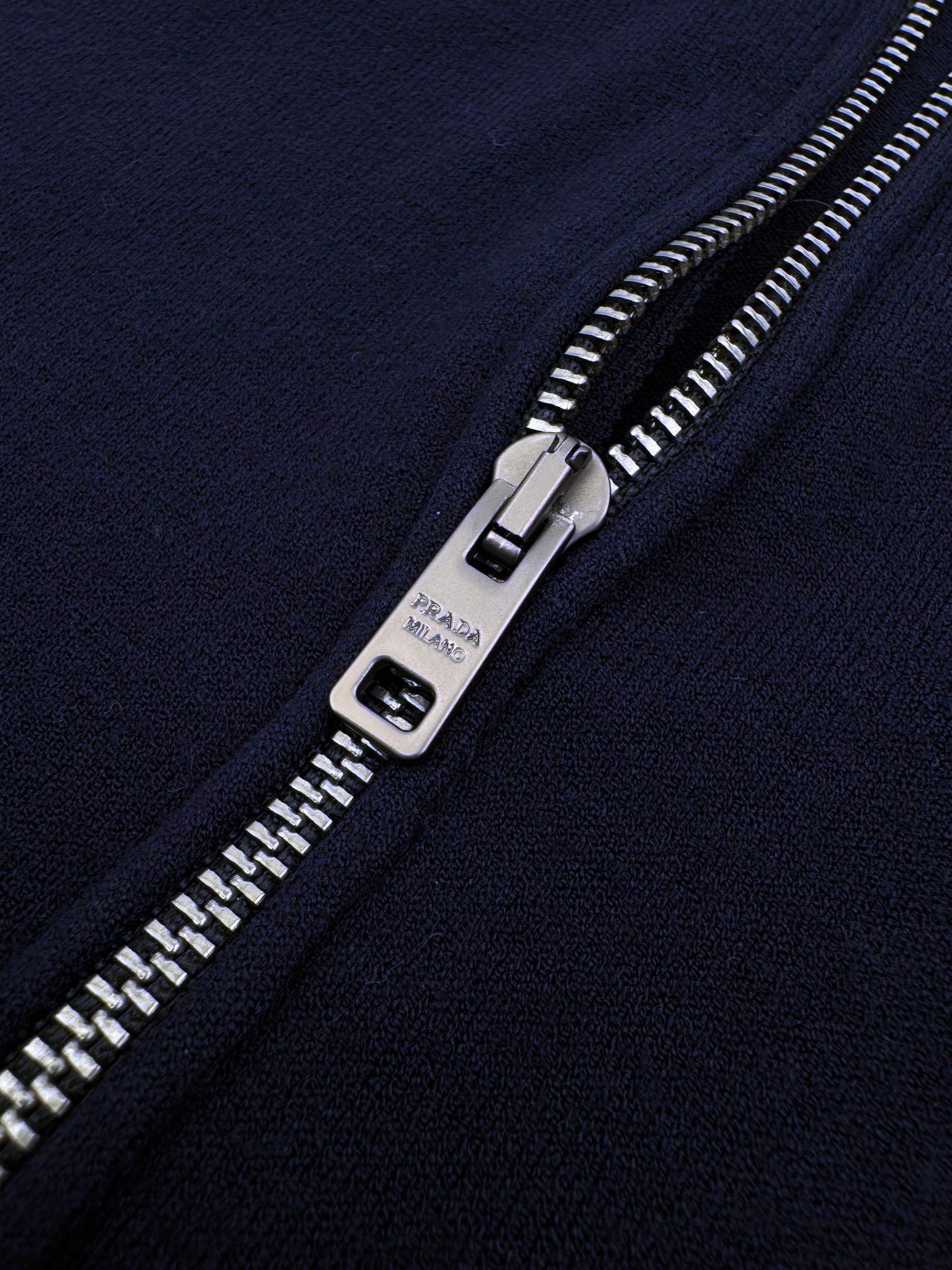 Prada 刺绣拉链长袖Polo衫 18针德国机定织臻绒80超细毛织 经过8层抗起球处理 舒适透气 挺括有型 标志性Pr