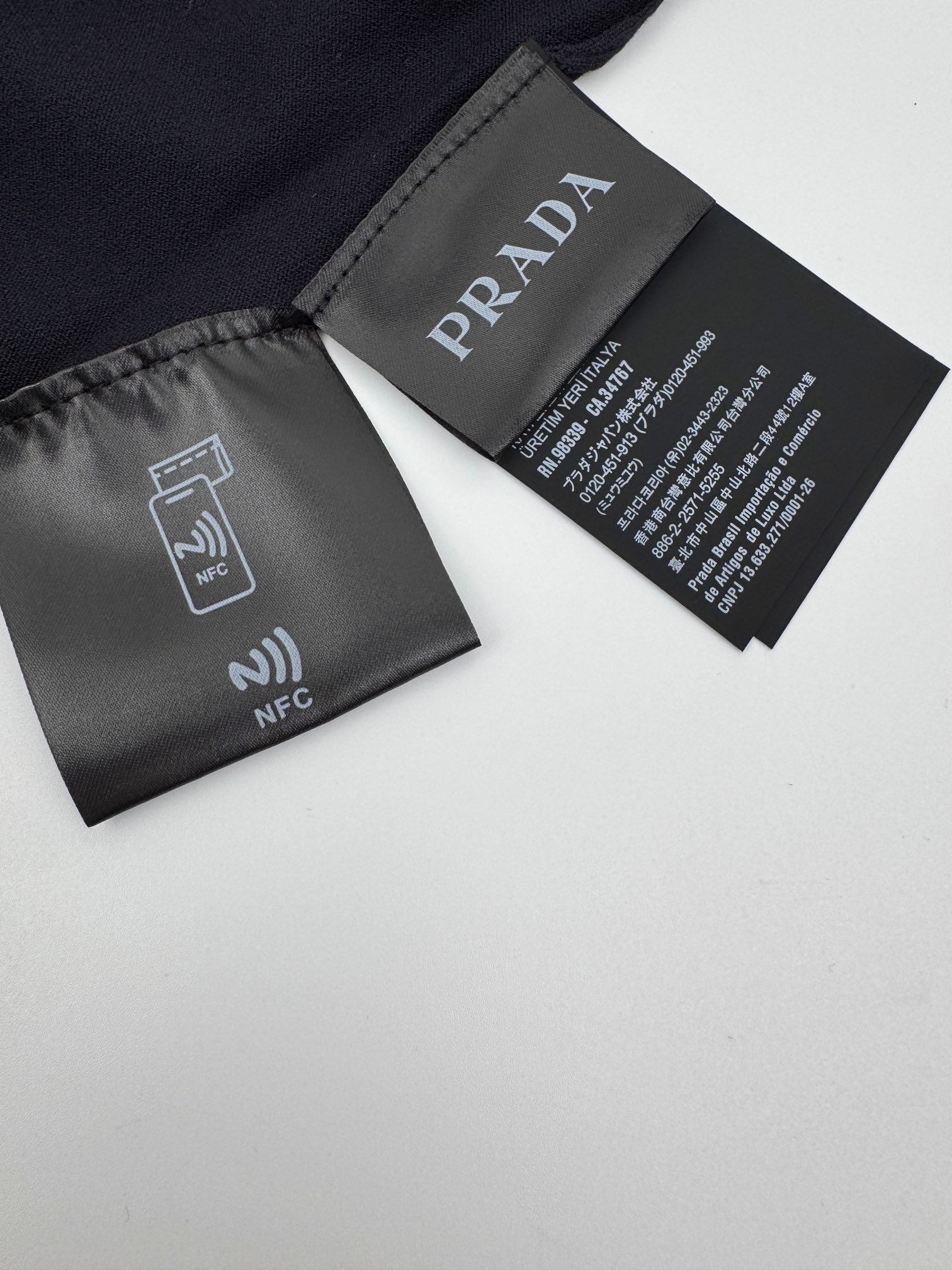 Prada 刺绣拉链长袖Polo衫 18针德国机定织臻绒80超细毛织 经过8层抗起球处理 舒适透气 挺括有型 标志性Pr