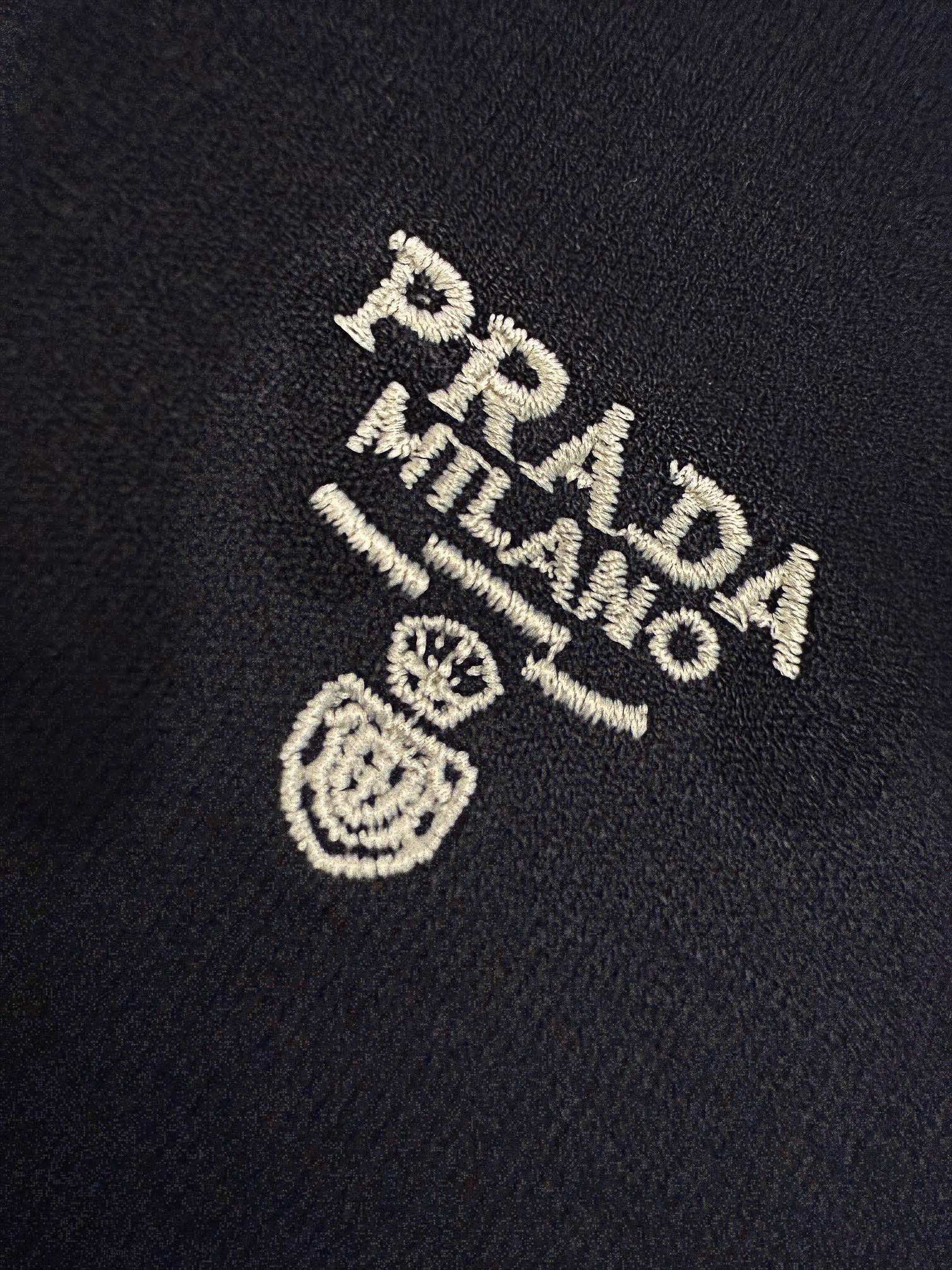 Prada 刺绣拉链长袖Polo衫 18针德国机定织臻绒80超细毛织 经过8层抗起球处理 舒适透气 挺括有型 标志性Pr