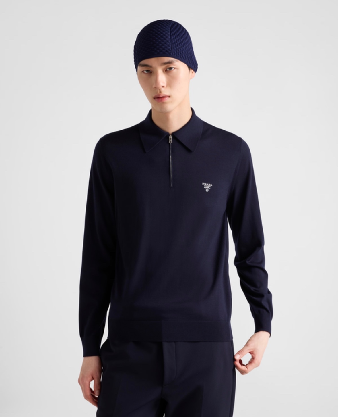 Prada 刺绣拉链长袖Polo衫 18针德国机定织臻绒80超细毛织 经过8层抗起球处理 舒适透气 挺括有型 标志性Pr