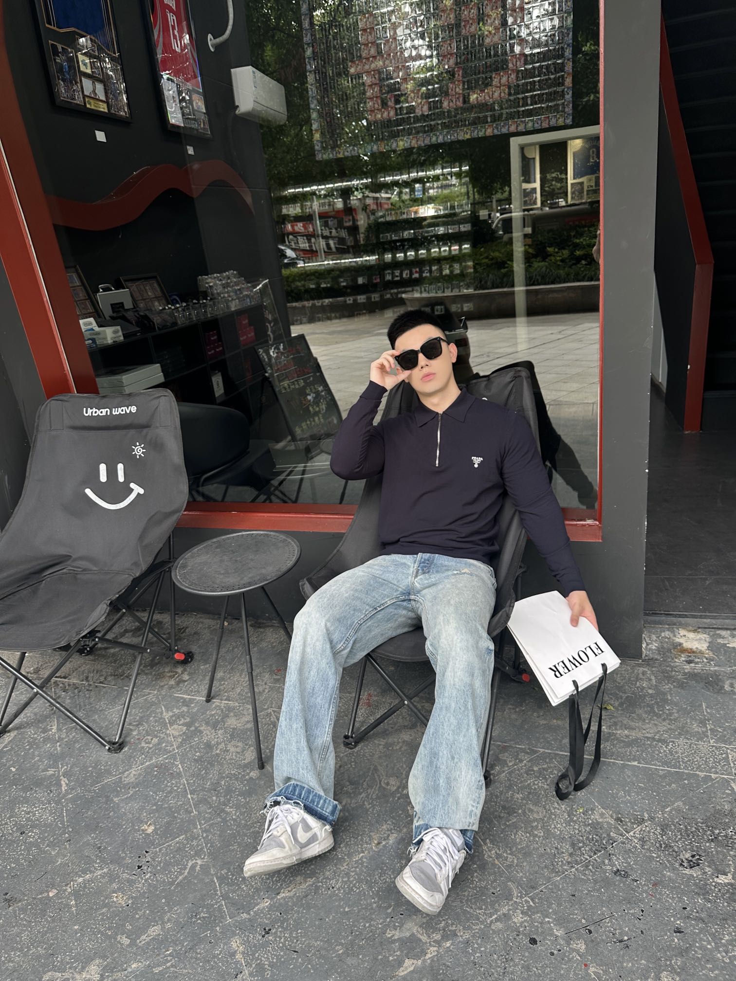 Prada 刺绣拉链长袖Polo衫 18针德国机定织臻绒80超细毛织 经过8层抗起球处理 舒适透气 挺括有型 标志性Pr