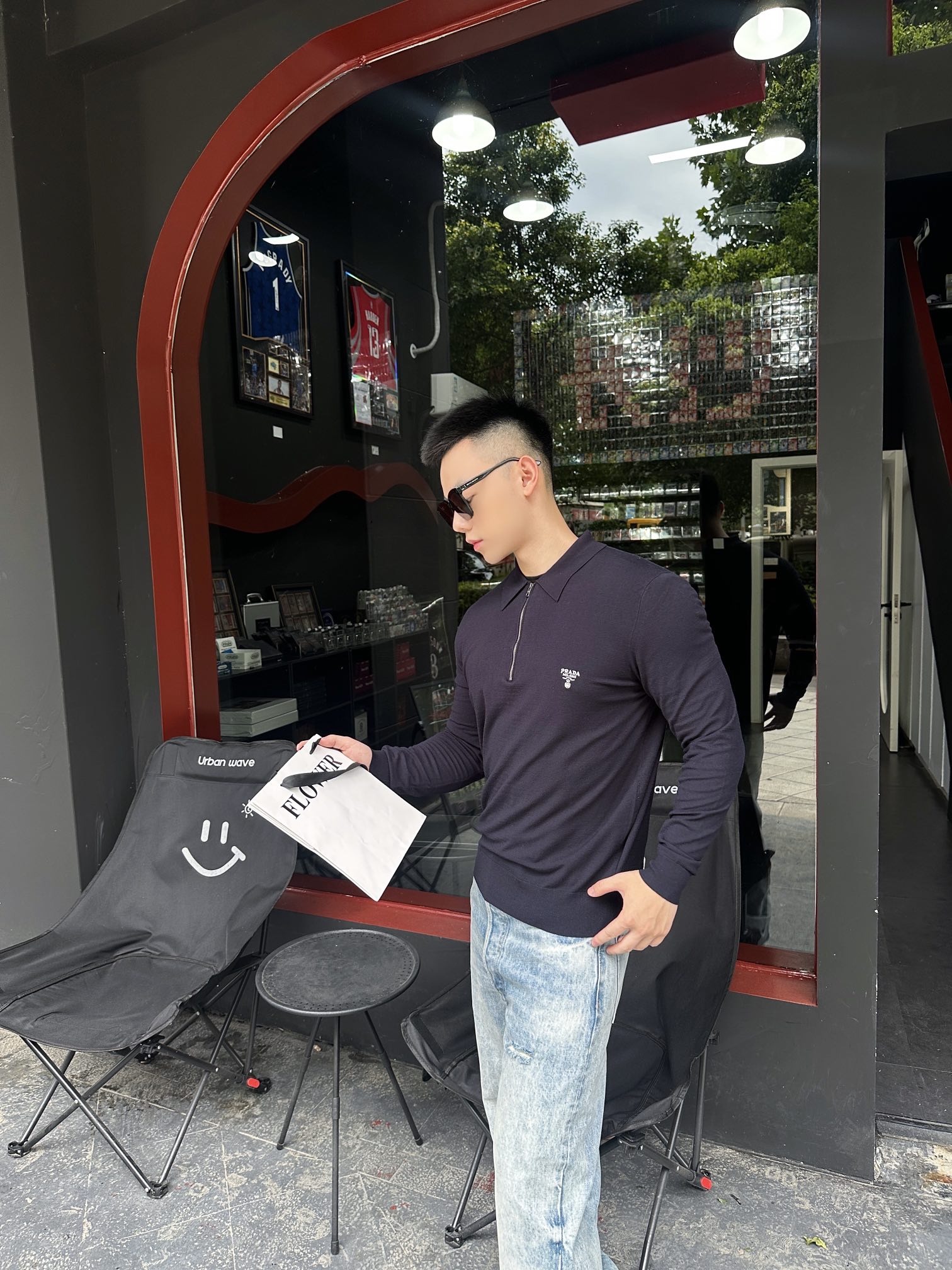 Prada 刺绣拉链长袖Polo衫 18针德国机定织臻绒80超细毛织 经过8层抗起球处理 舒适透气 挺括有型 标志性Pr