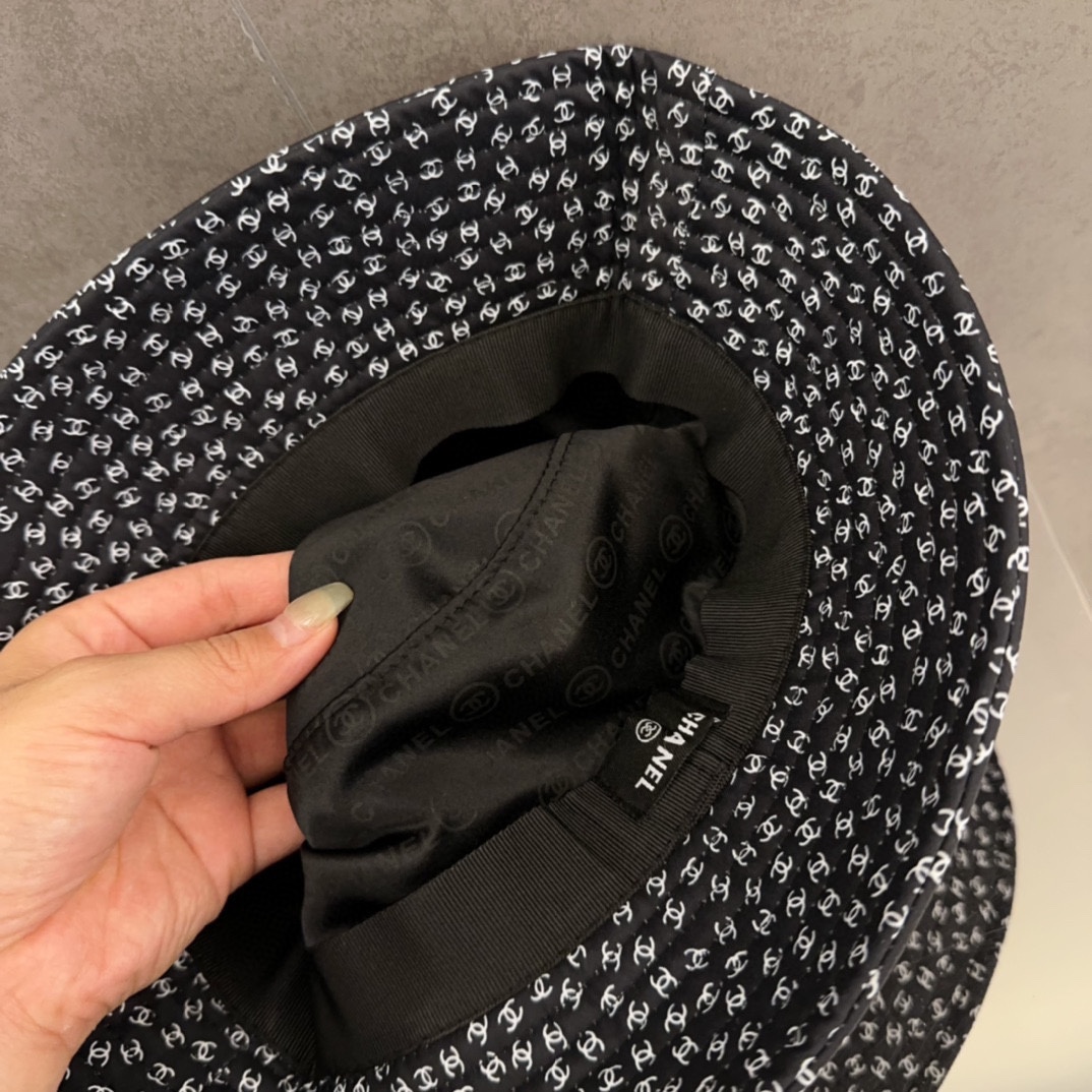 

香奈儿CHANEL 新品高定满钻硬顶渔夫帽，小香logo经典简约，时尚休闲设计 跑量新品