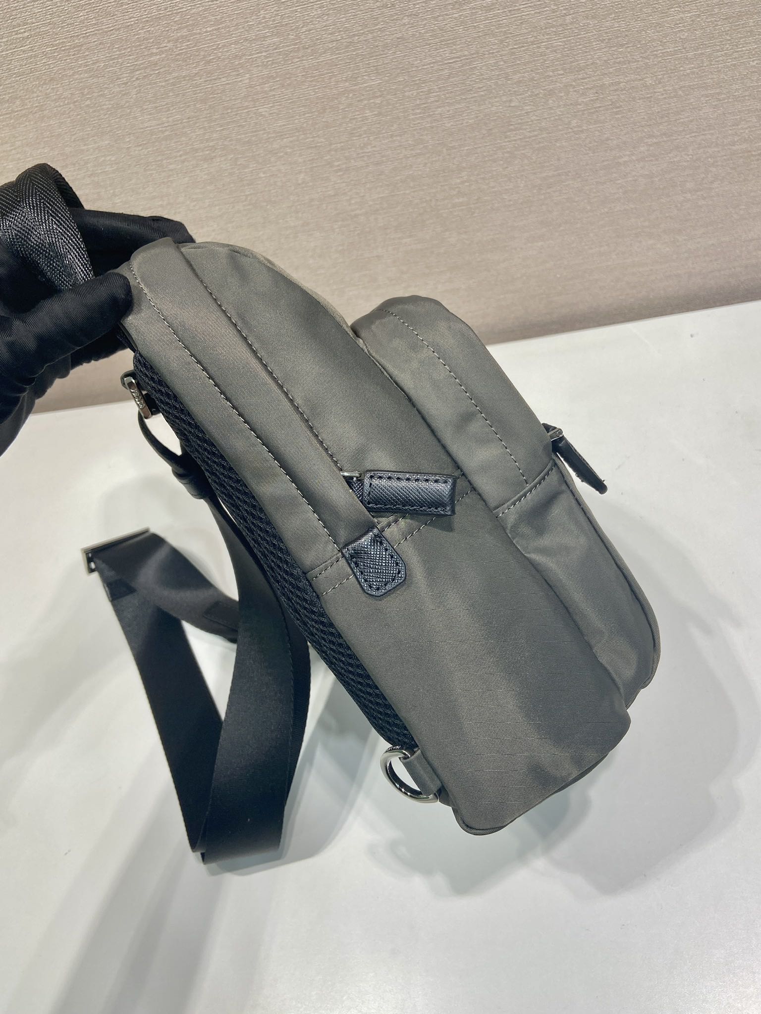 💰520🎉新品胸包🎉🎉2VZ116🎉🎉
这款胸包采用Re-Nylon再生尼龙材质，设计轻巧紧凑，风格百搭。完美融合标志性元素，配以Saffiano皮革细节，提升运动功能风格。涂珐琅金属三角形徽标增添标志性魅力。可调节尼龙肩带，容量空间大，上身效果时尚又帅气😘😘赶紧入手吧🎉🎉
长20x高27x底8cm🎉🎉🎉💰💰💰