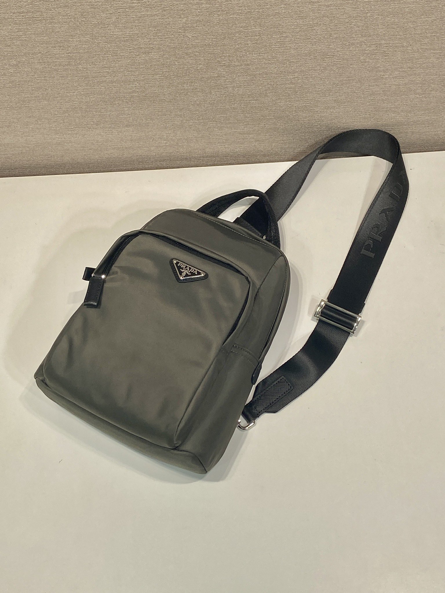 💰520🎉新品胸包🎉🎉2VZ116🎉🎉
这款胸包采用Re-Nylon再生尼龙材质，设计轻巧紧凑，风格百搭。完美融合标志性元素，配以Saffiano皮革细节，提升运动功能风格。涂珐琅金属三角形徽标增添标志性魅力。可调节尼龙肩带，容量空间大，上身效果时尚又帅气😘😘赶紧入手吧🎉🎉
长20x高27x底8cm🎉🎉🎉💰💰💰